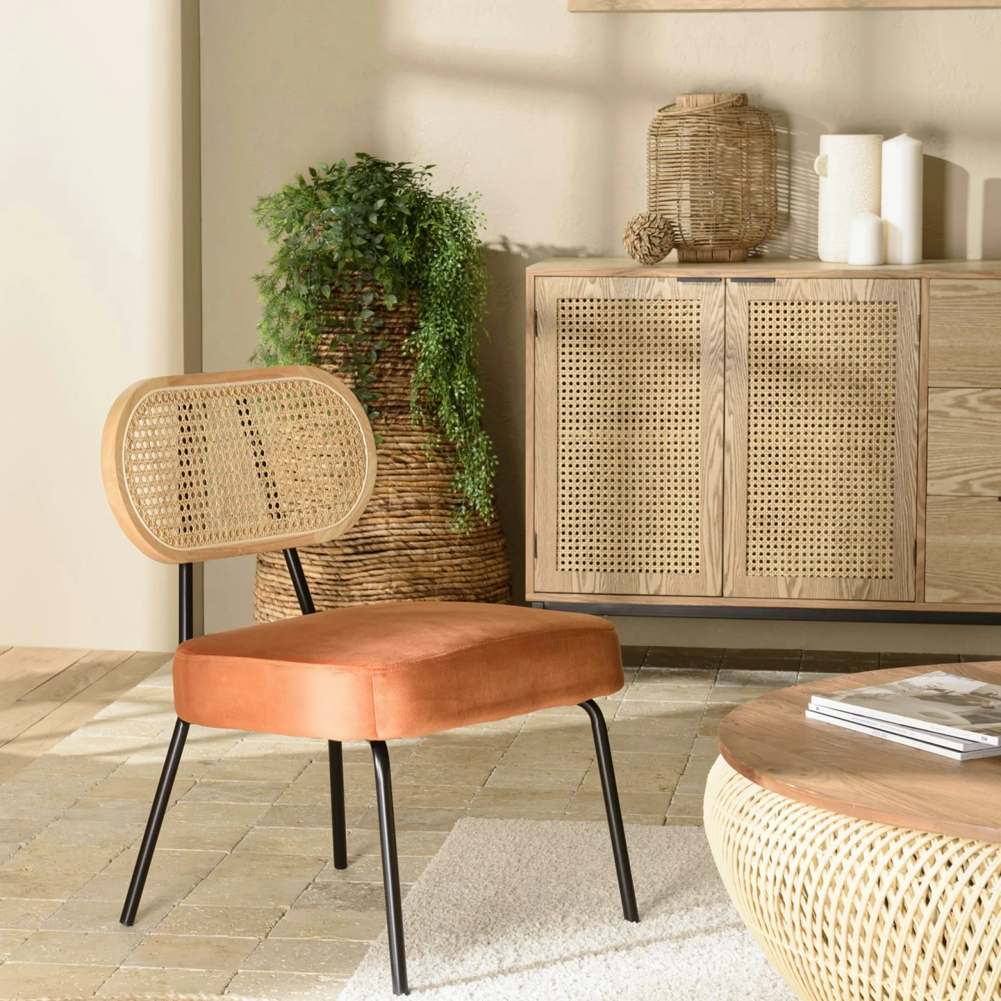 Fauteuil en velours orange dossier rotin PALMA