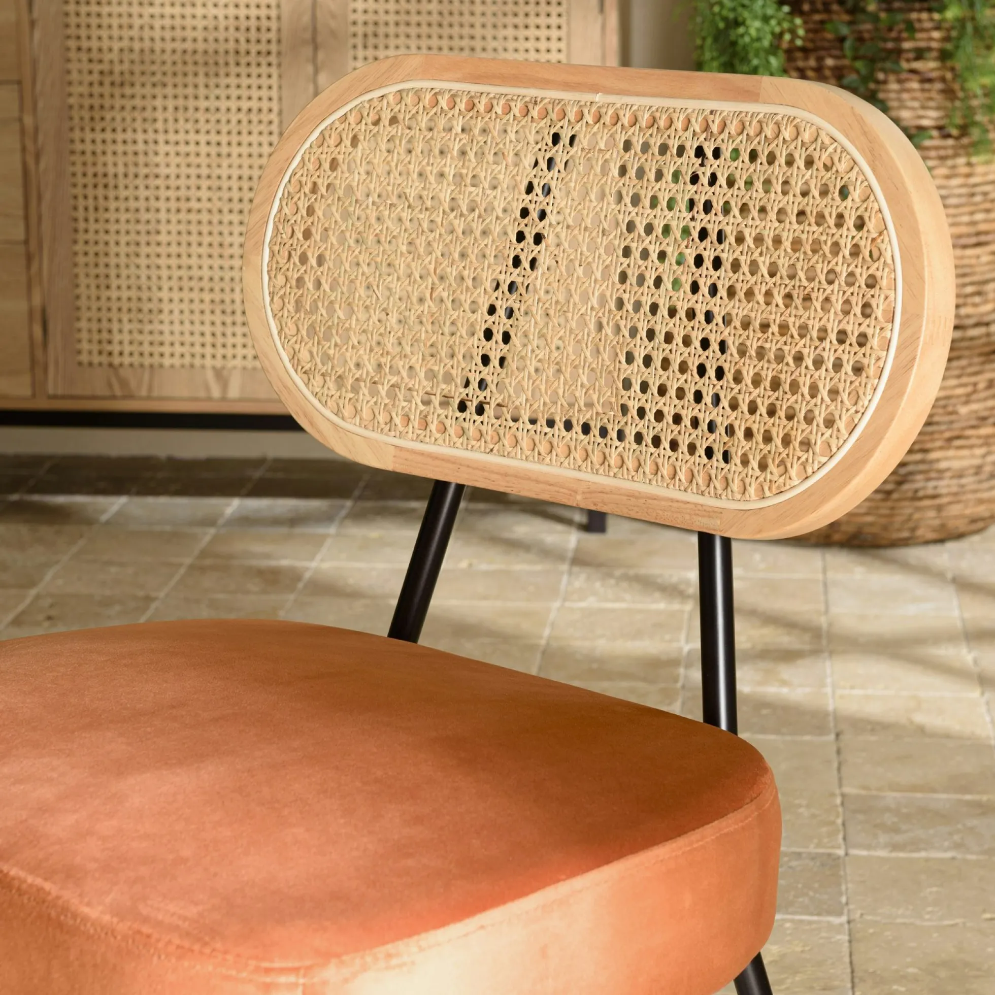 Fauteuil en velours orange dossier rotin PALMA