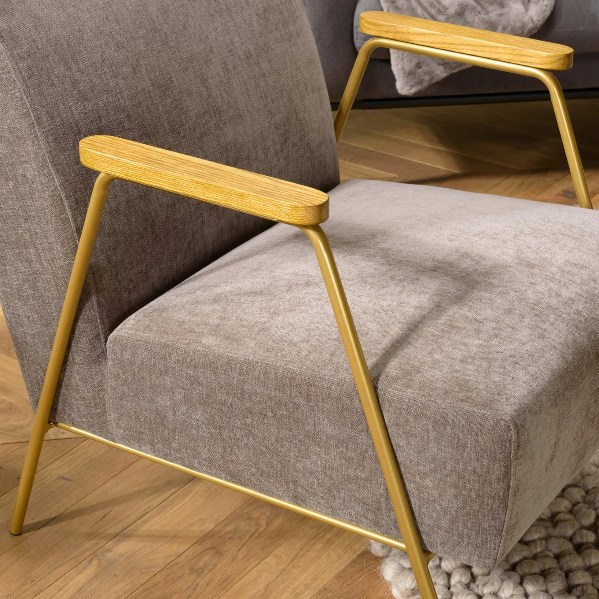 Fauteuil gris foncé en tissu avec accoudoirs bois TIM