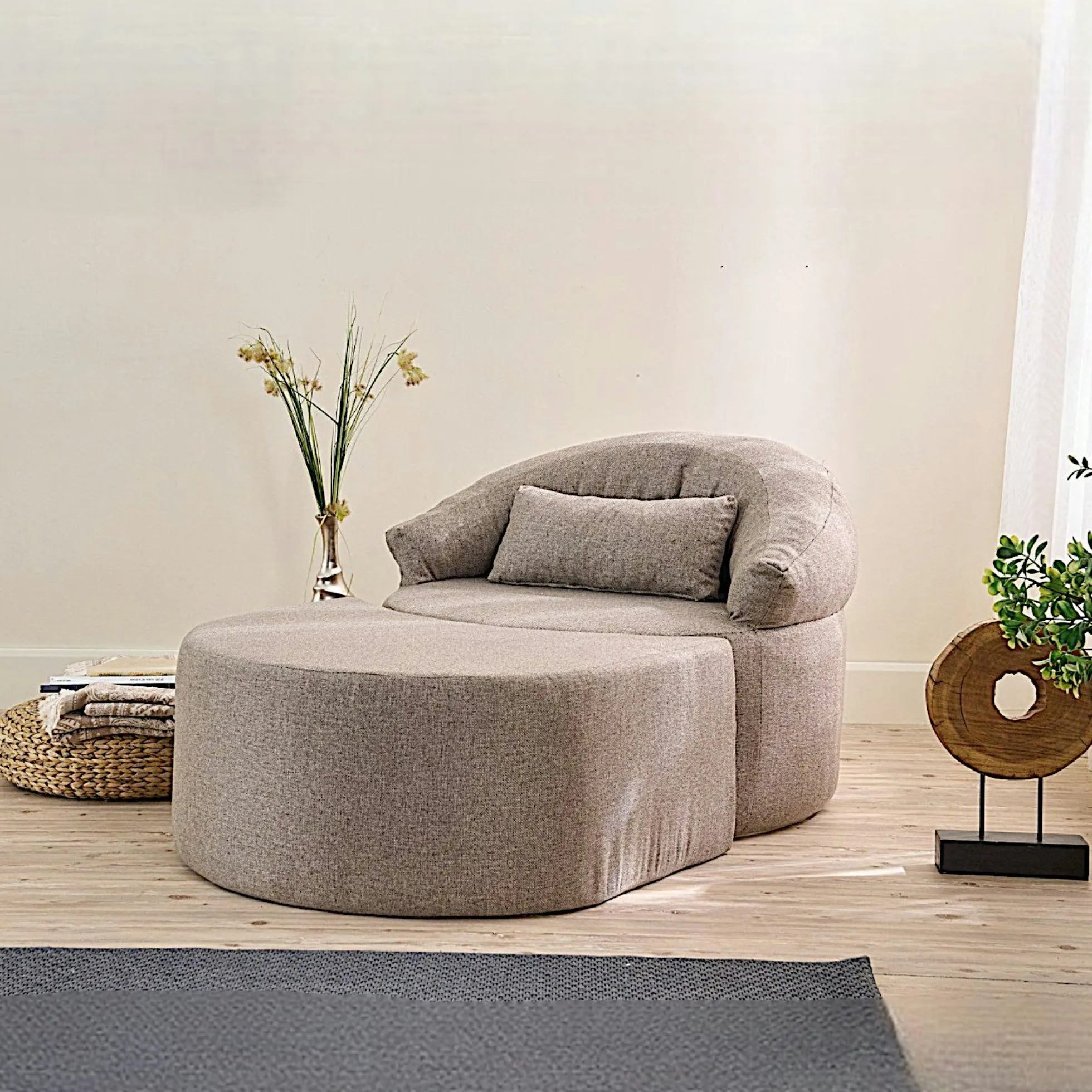 Fauteuil méridienne taupe avec pouf demi-lune PATNA