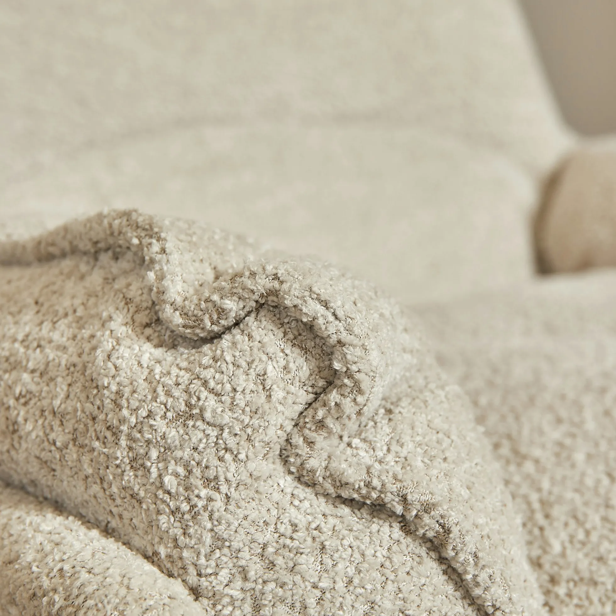 Fauteuil pivotant blanc crème en tissu bouclette BELORA