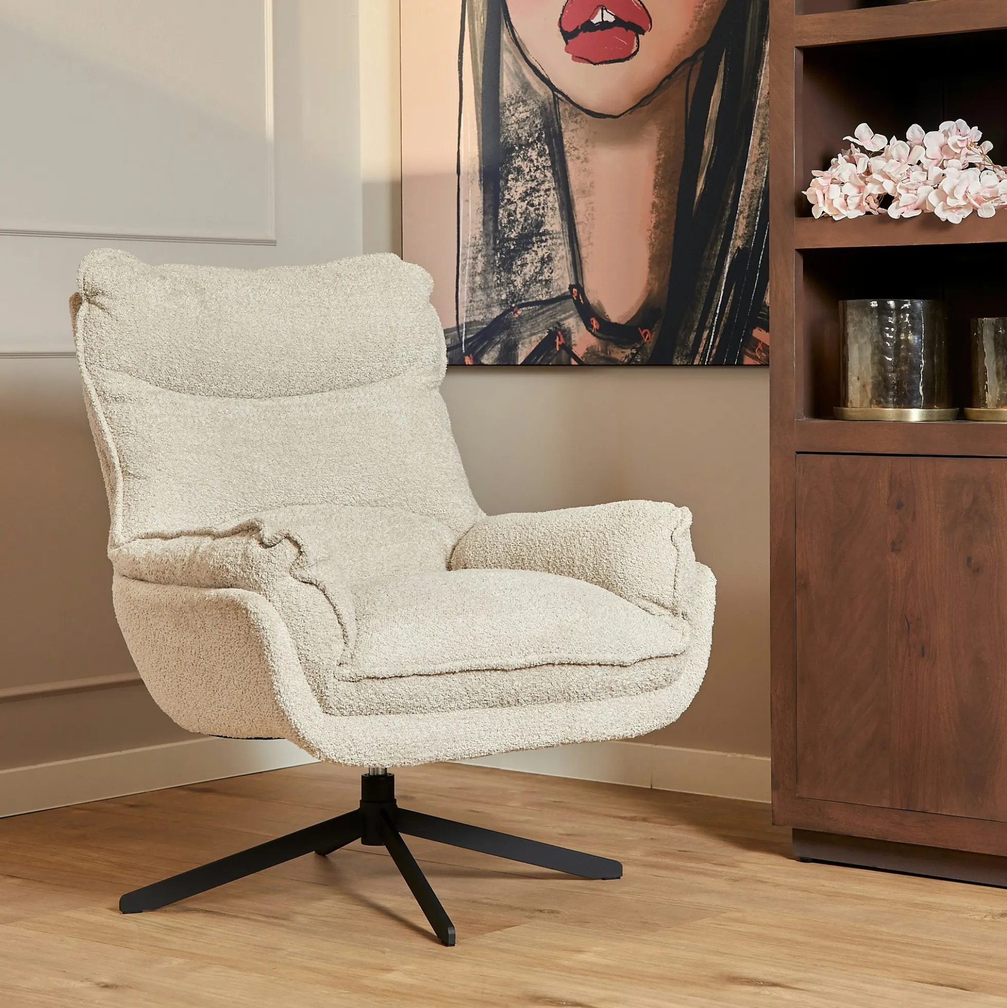 Fauteuil pivotant blanc crème en tissu bouclette BELORA