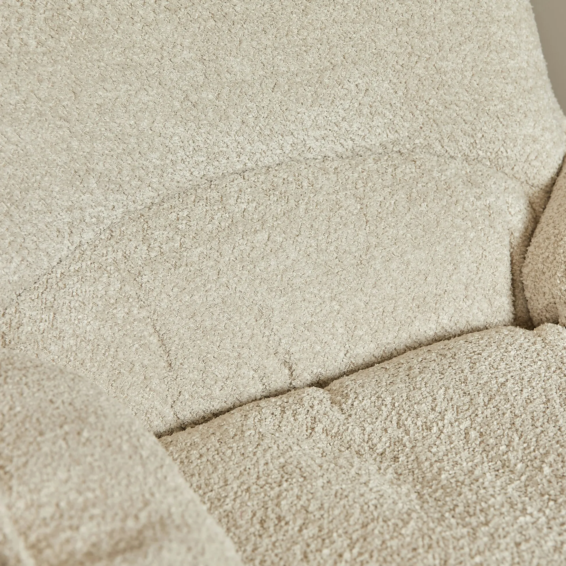 Fauteuil pivotant blanc crème en tissu bouclette BELORA