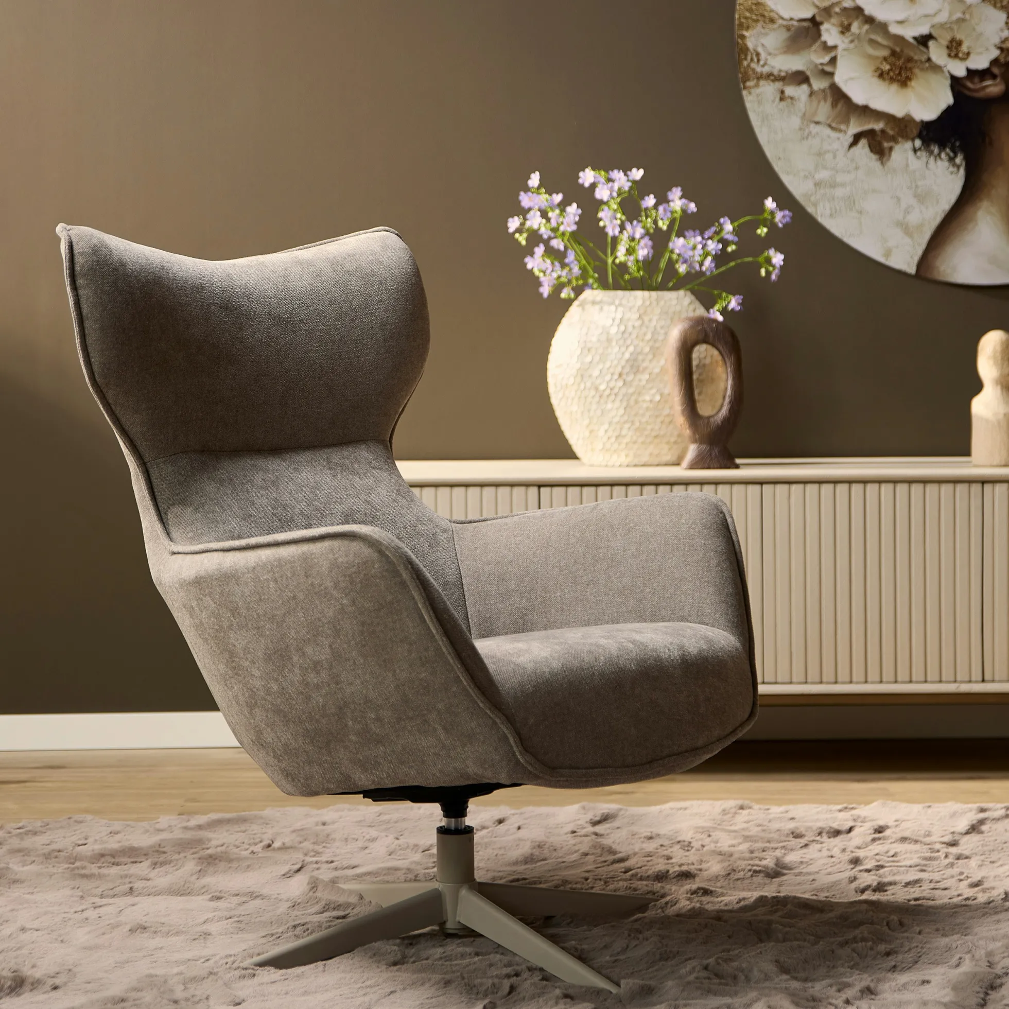 Fauteuil pivotant design en tissu taupe BELORA