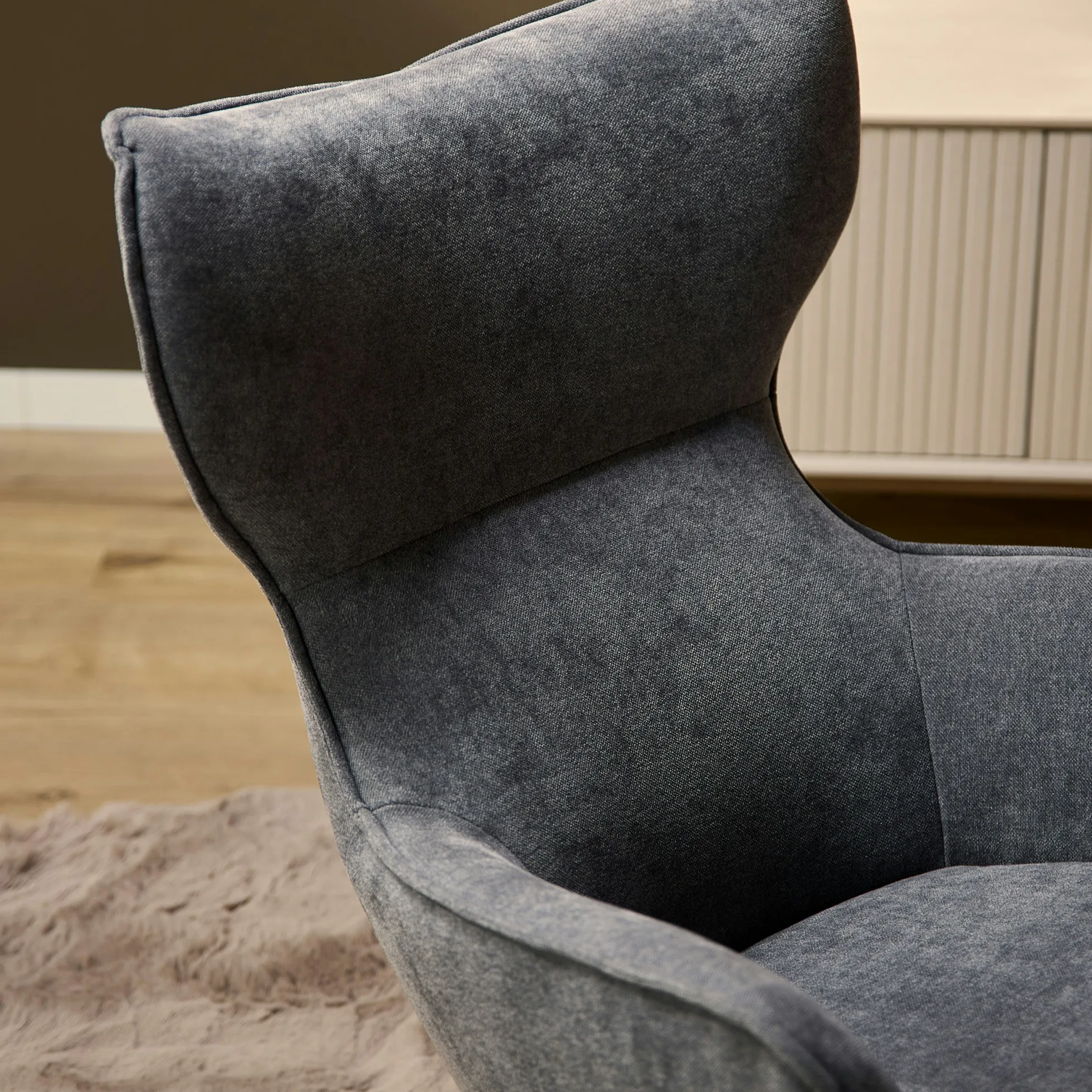 Fauteuil pivotant design en tissu gris foncé BELORA