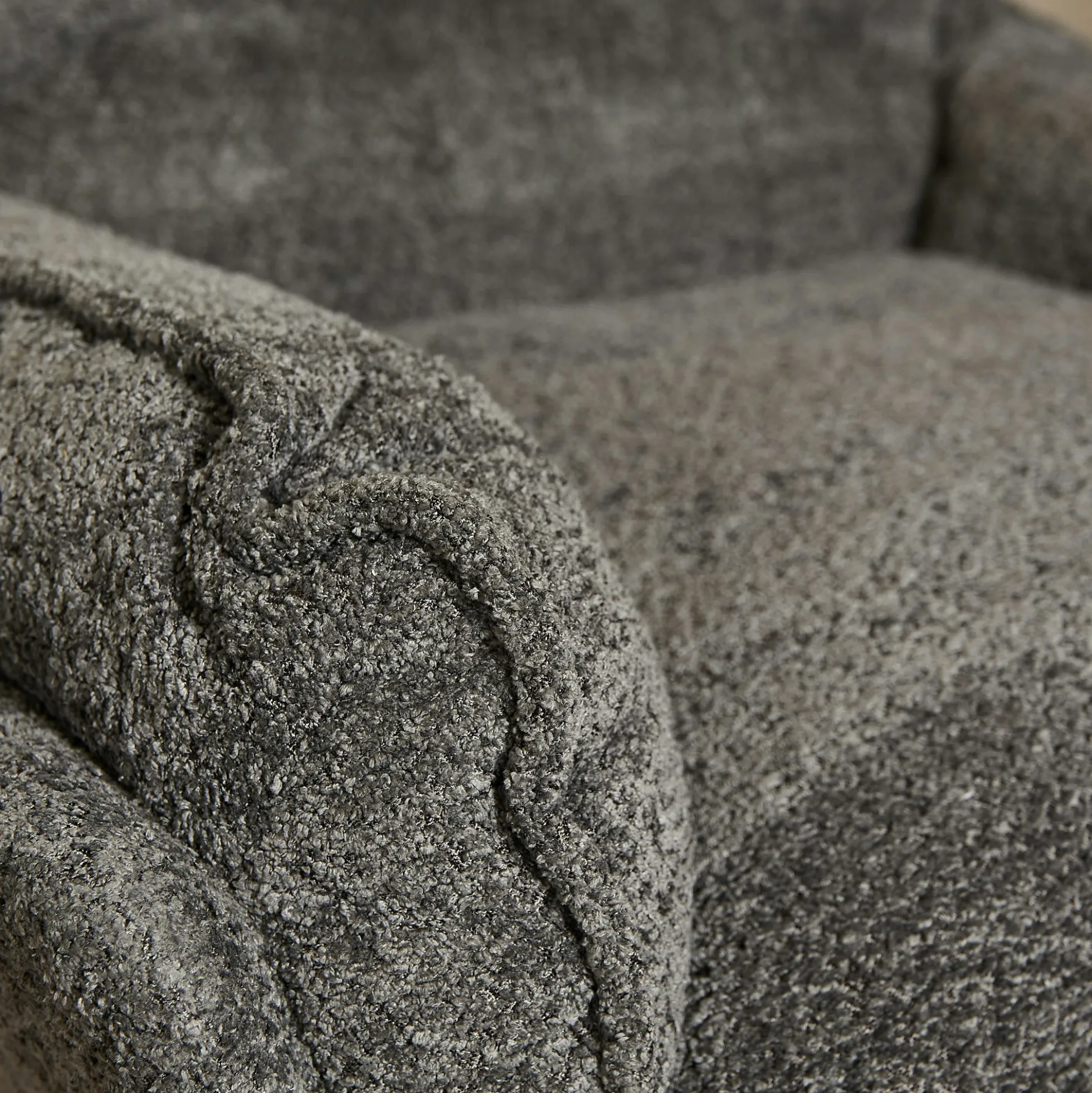 Fauteuil pivotant gris foncé en tissu bouclette BELORA
