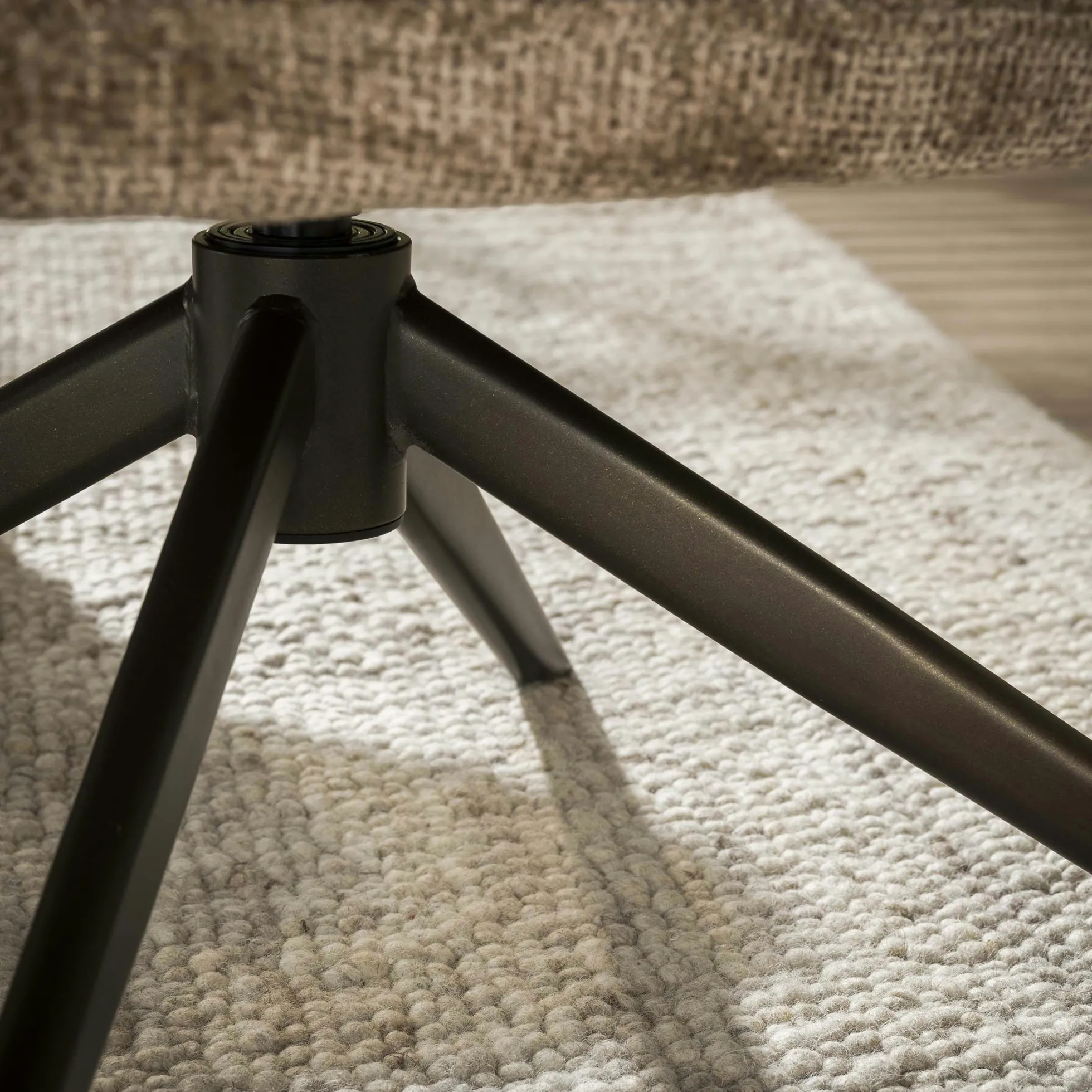 Fauteuil pivotant tissu brun chaud à retour automatique CREEK