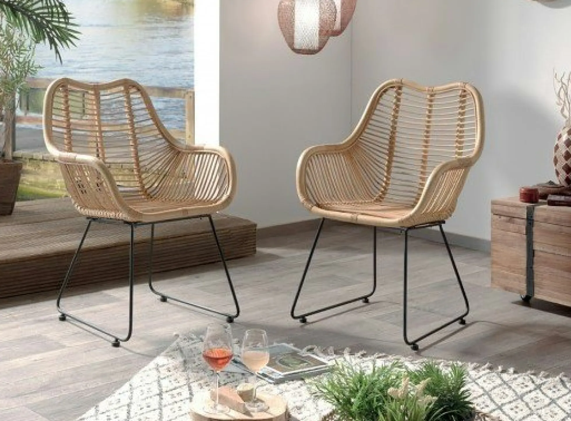 Fauteuil rotin pieds métal noir BOGOR