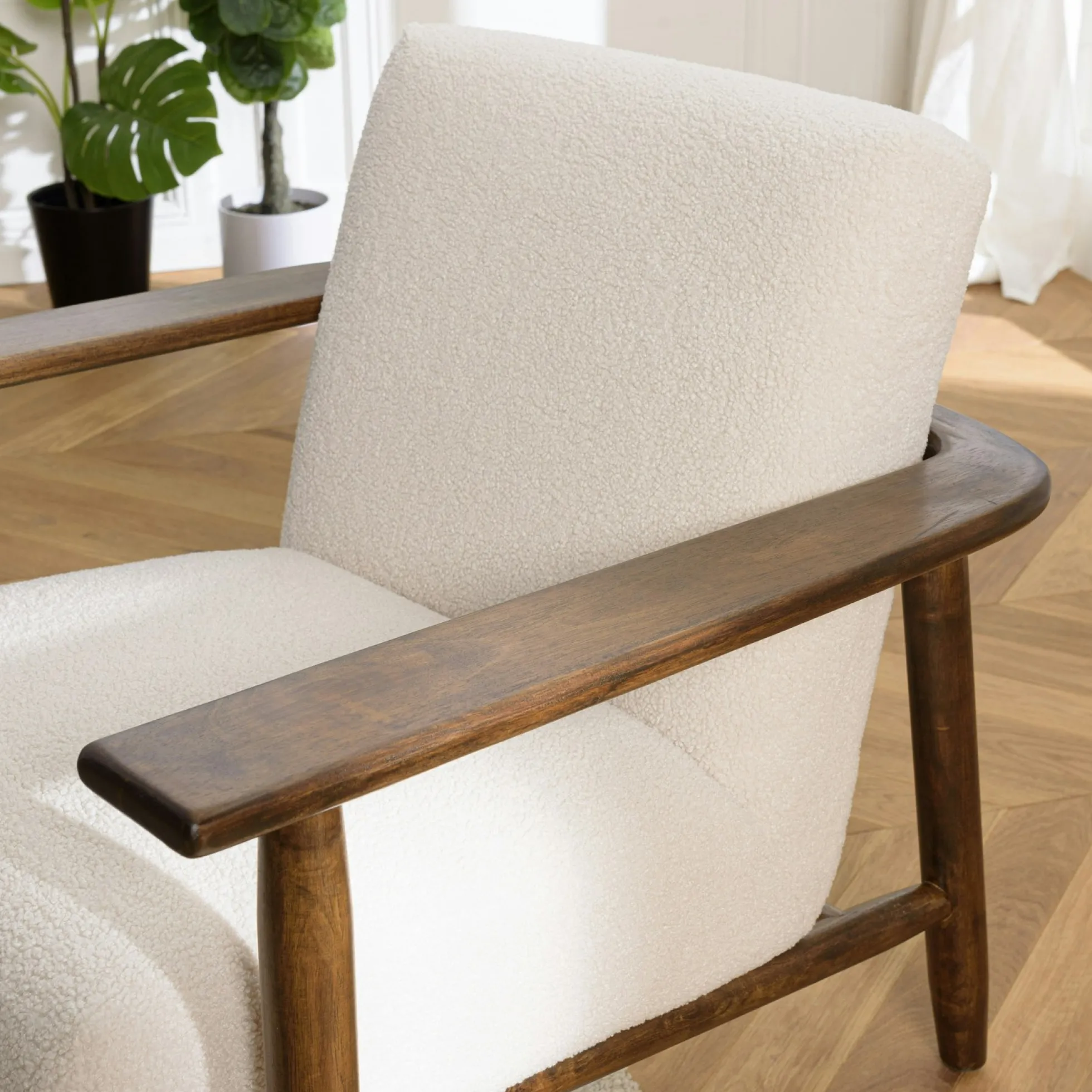 Fauteuil tissu bouclette écru accoudoirs bois TIM