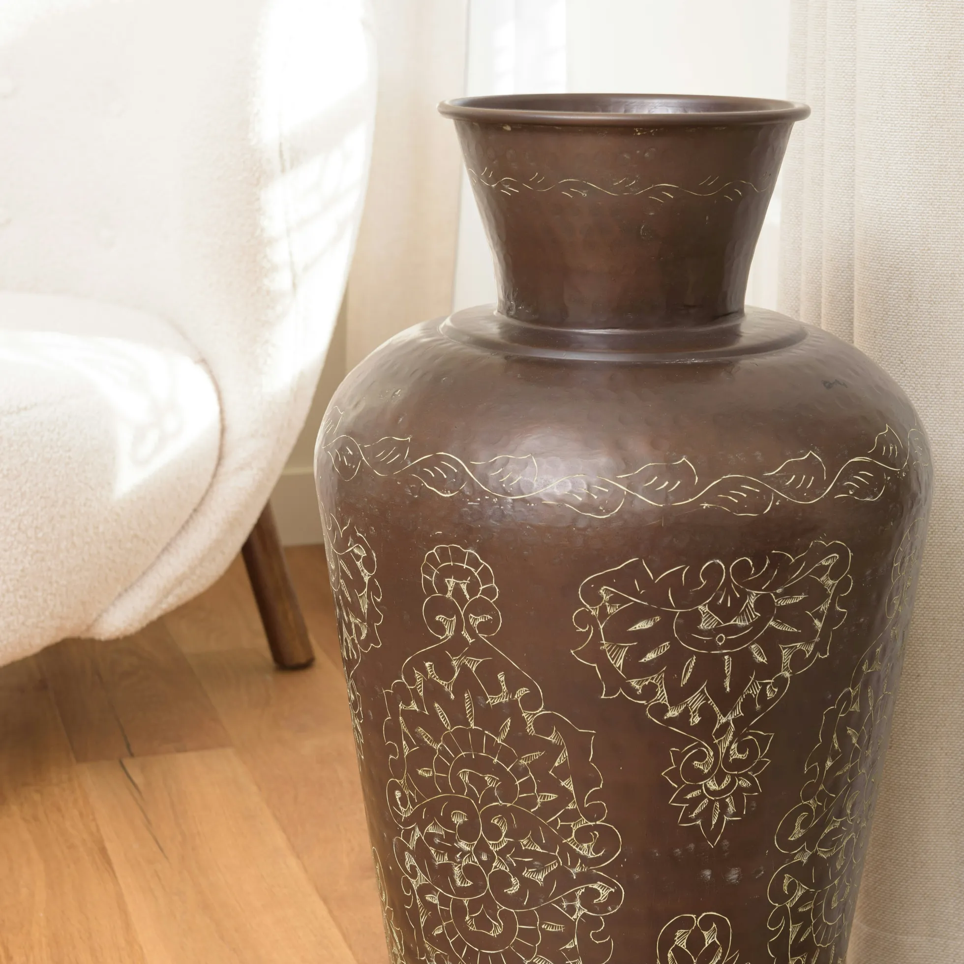 Grand vase brun patiné motifs orientaux dorés H70 cm NADOR