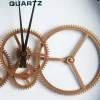 Horloge engrenages or fond blanc