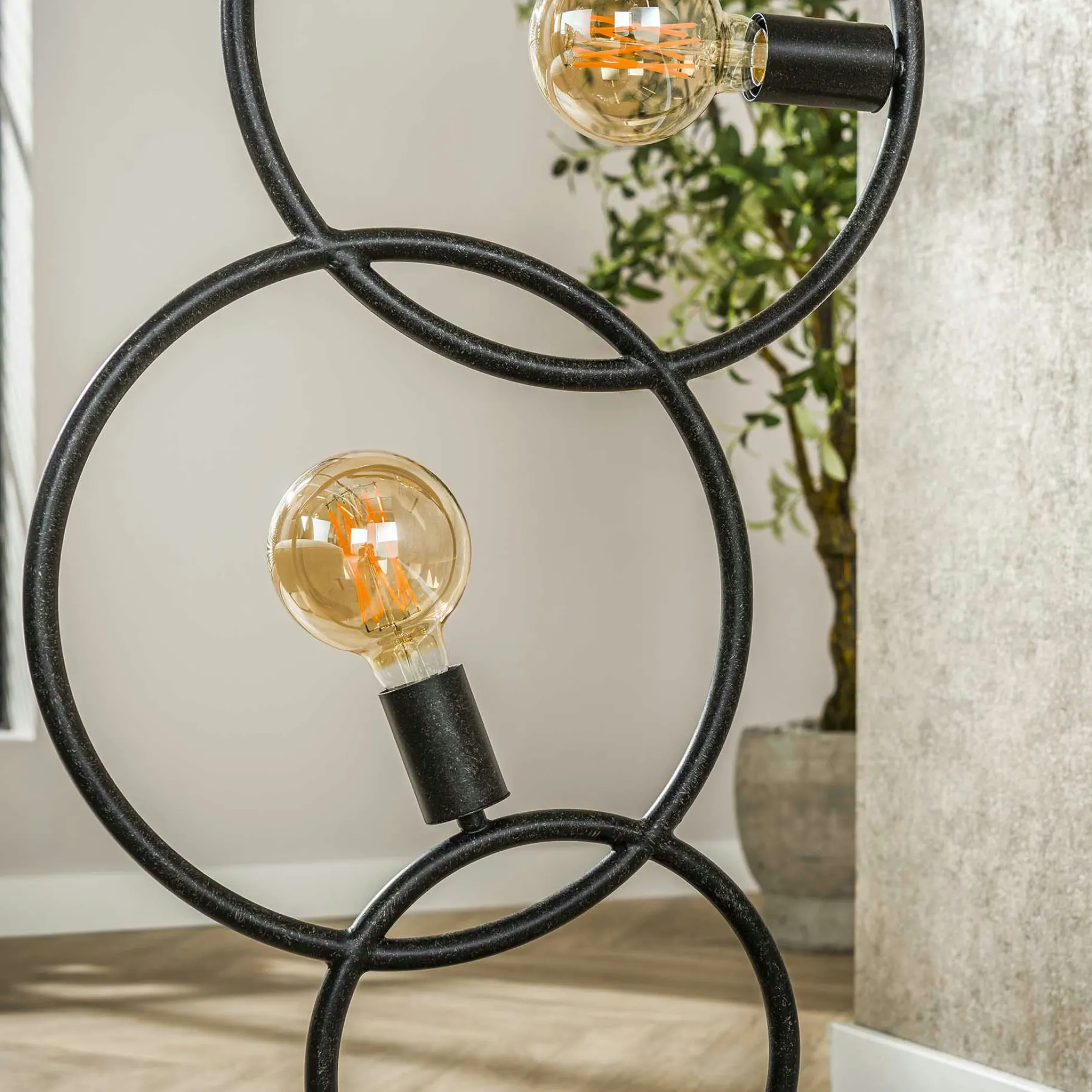 Lampadaire de salon noir – 5 anneaux design TRIBECA