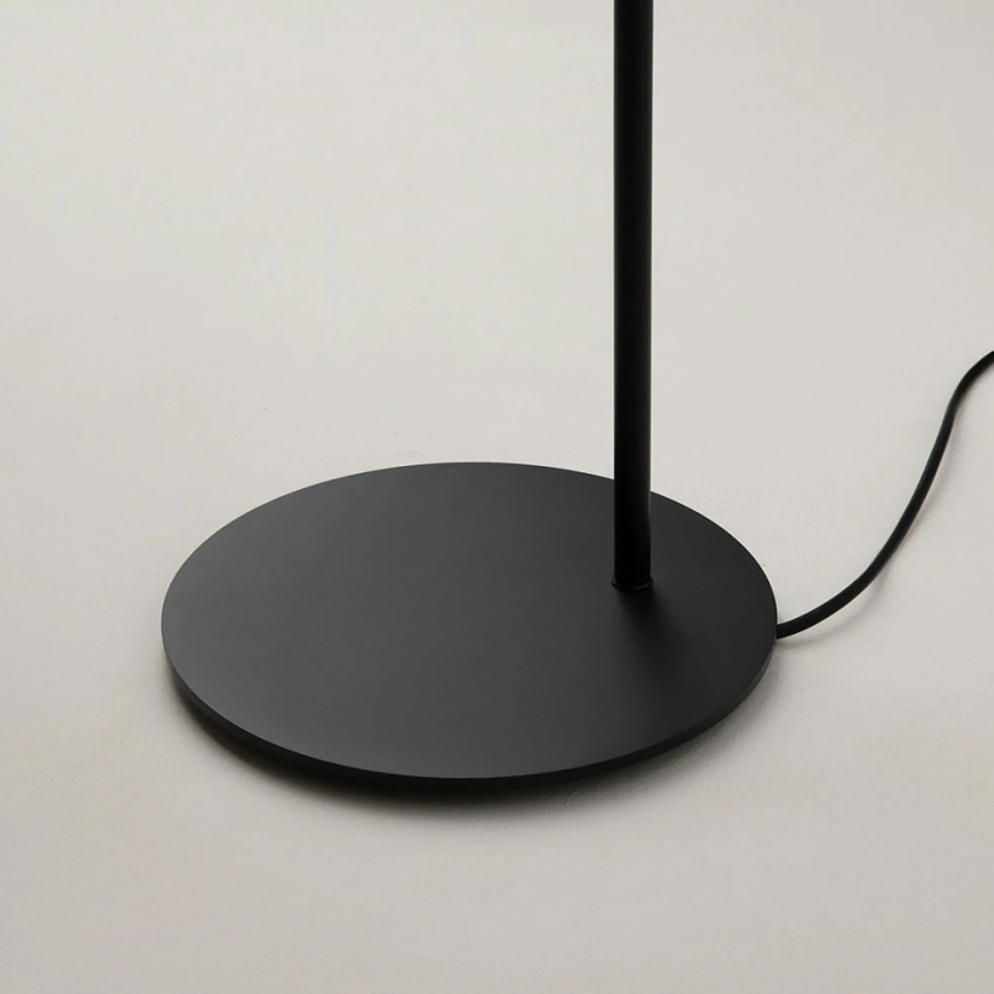 Lampadaire design noir - abat jour plié, interrupteur LENORE