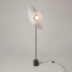Lampadaire salon design – abat-jour blancs orientables JUNO