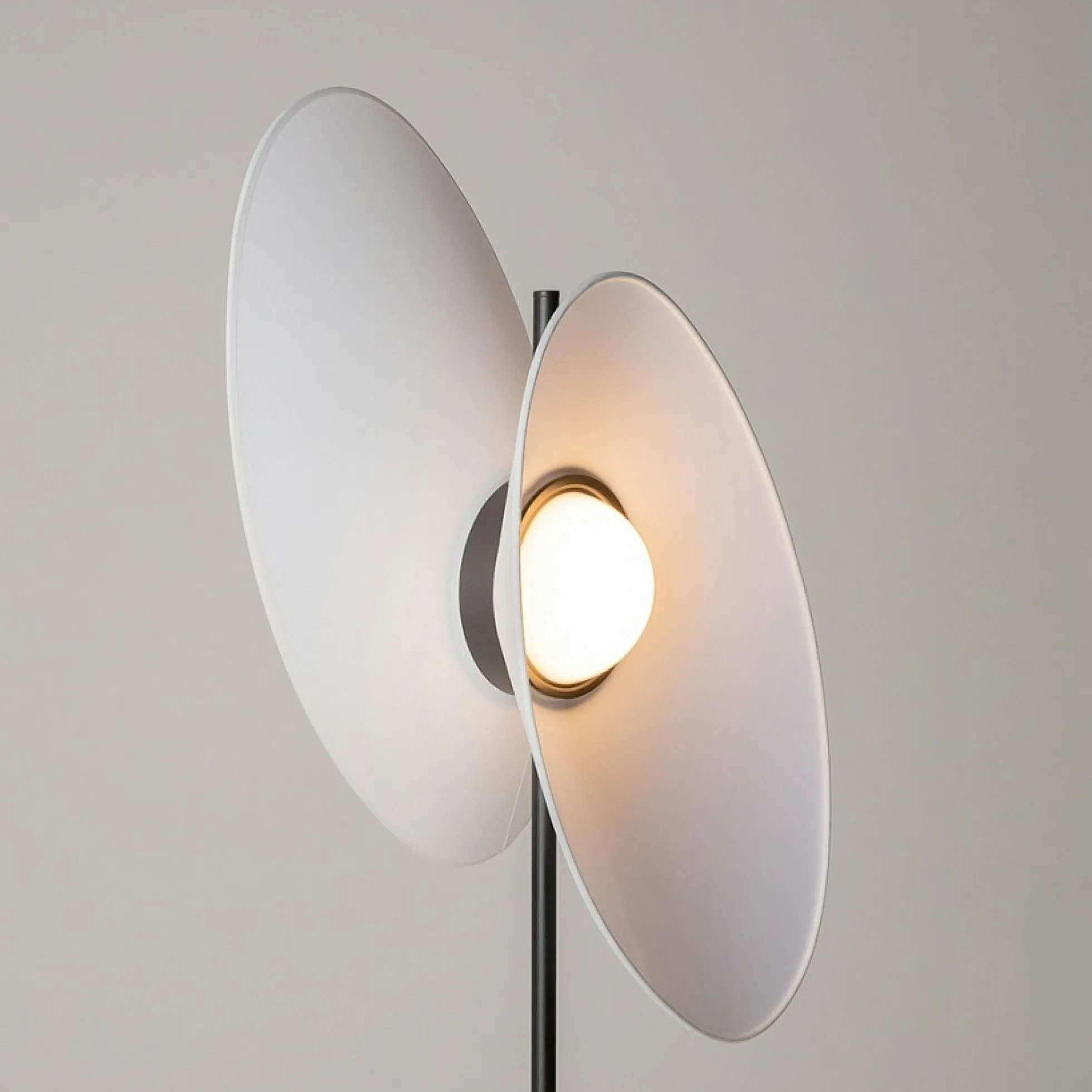 Lampadaire salon design – abat-jour blancs orientables JUNO