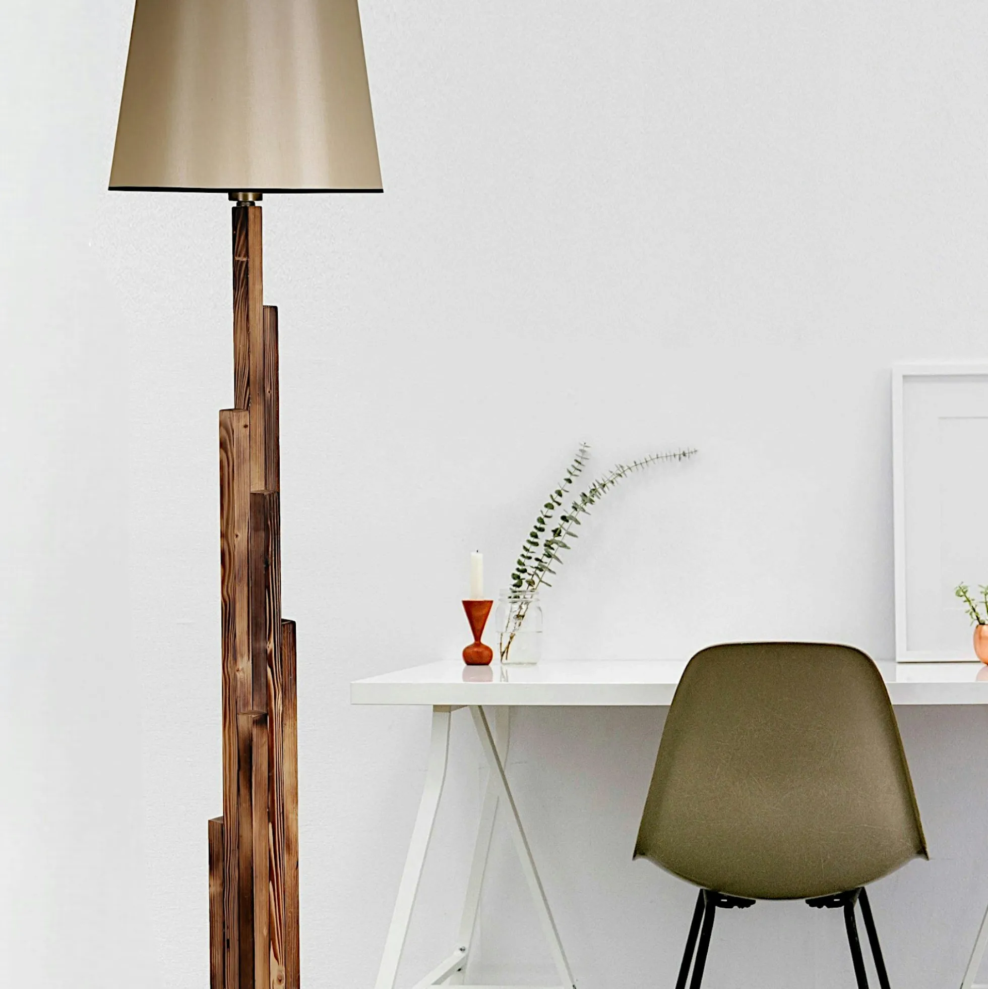 Lampadaire salon en bois sculpté abat-jour beige ANZIO