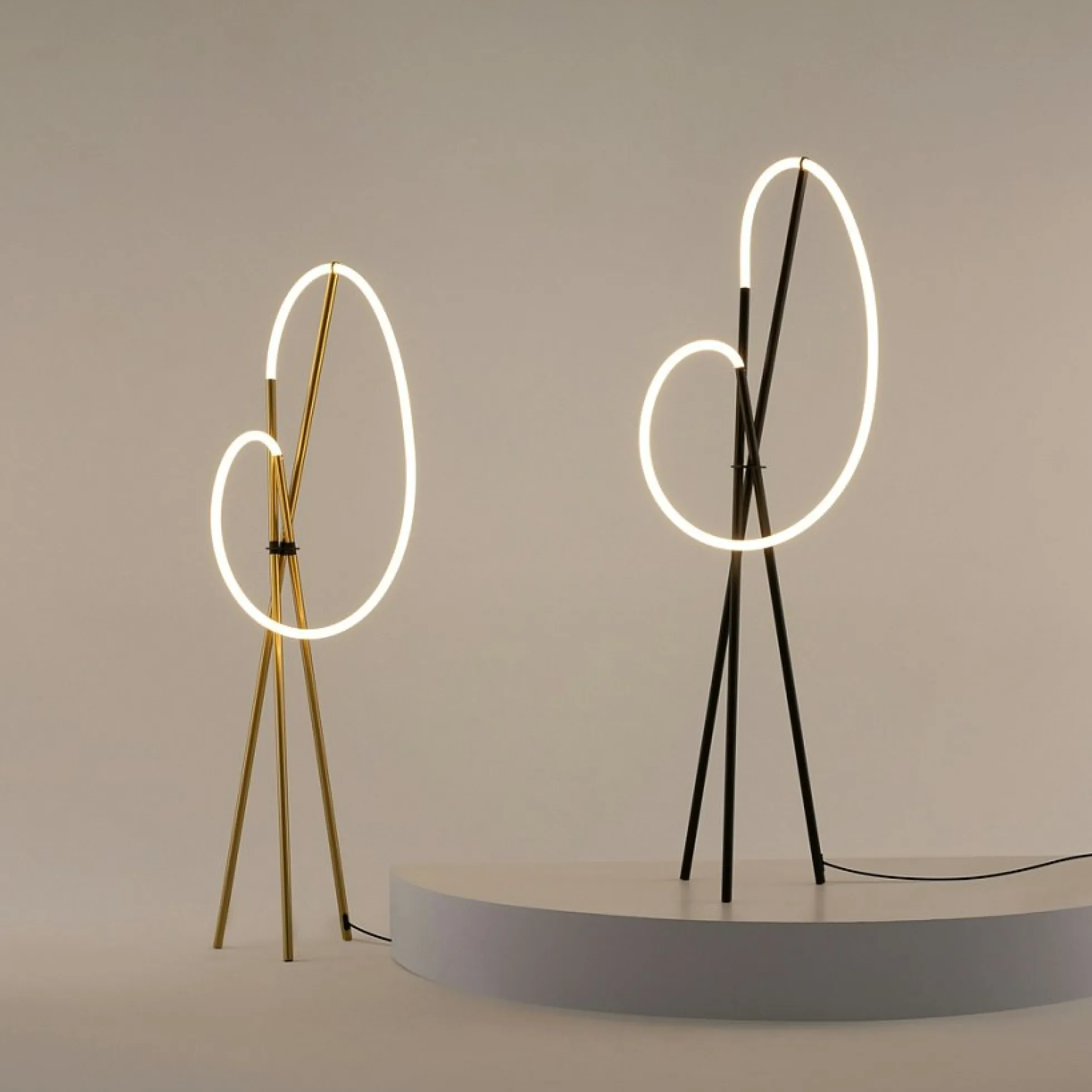 Lampadaire tige LED doré avec 1 tube lumineux AURORA
