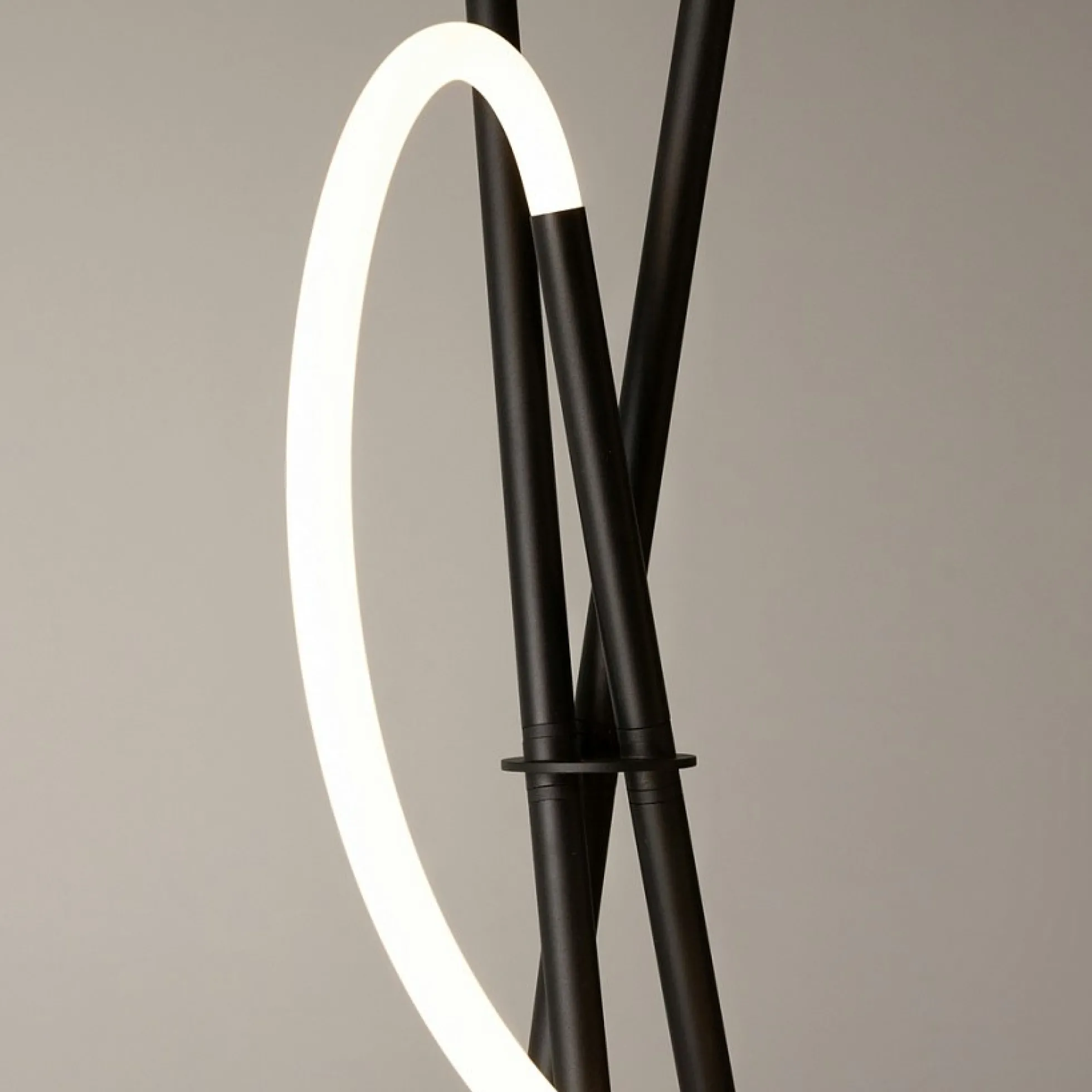 Lampadaire tige LED noir avec 1 tube lumineux AURORA