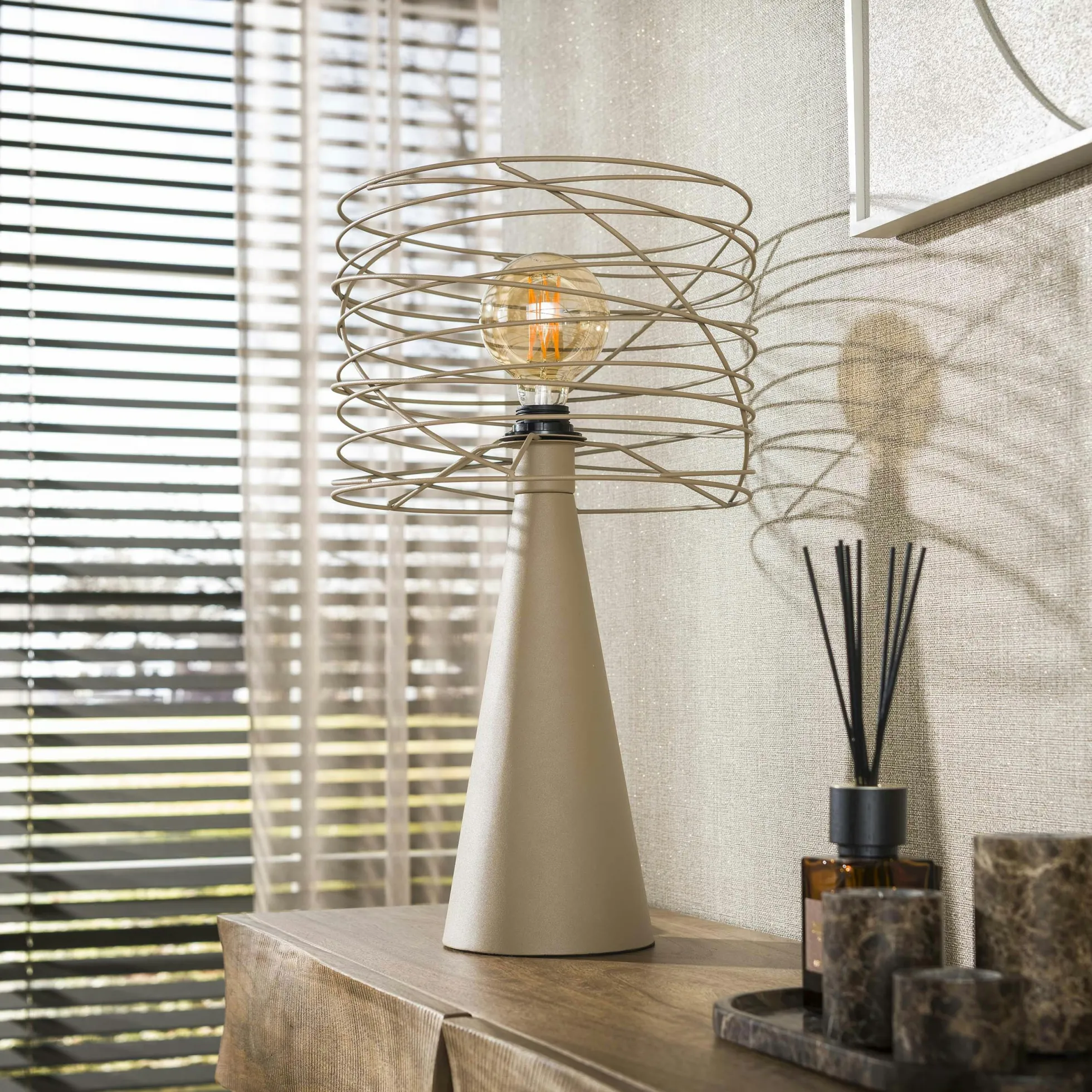 Lampe de salon métal beige pied conique RALF