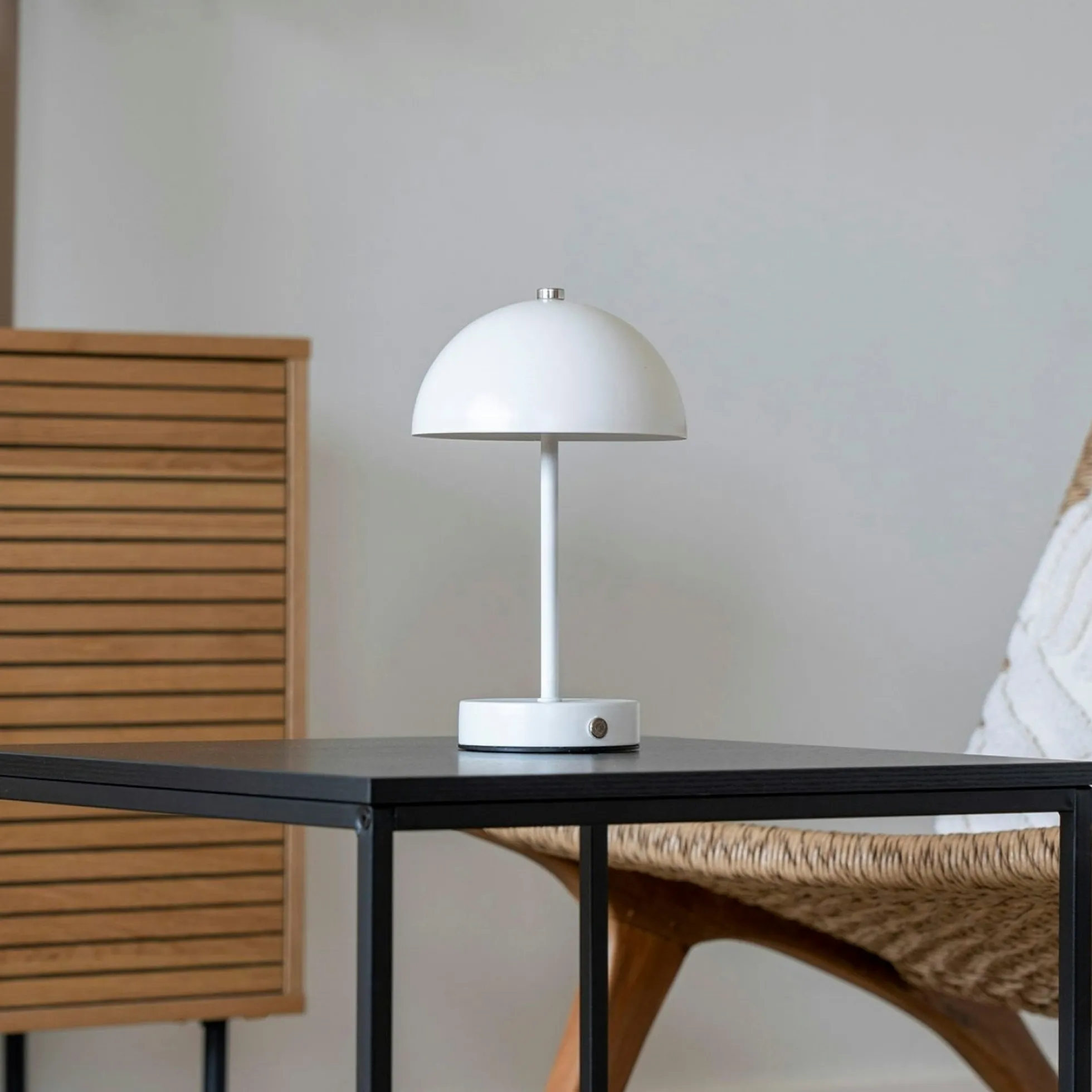 Lampe de table rechargeable en métal blanc SILE