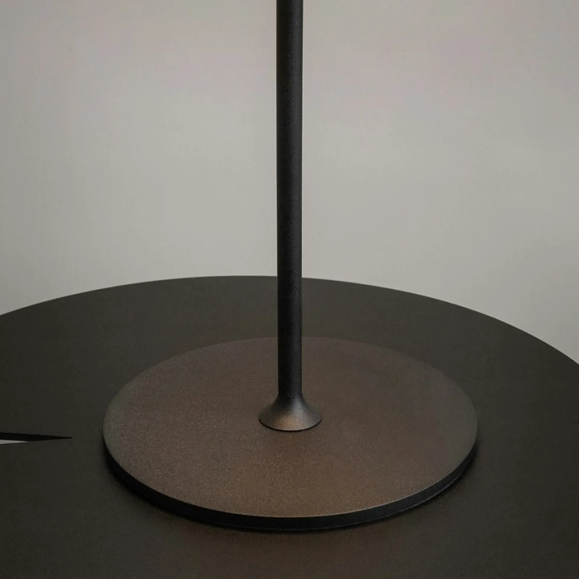 Lampe de table rechargeable noire - style design ALMA