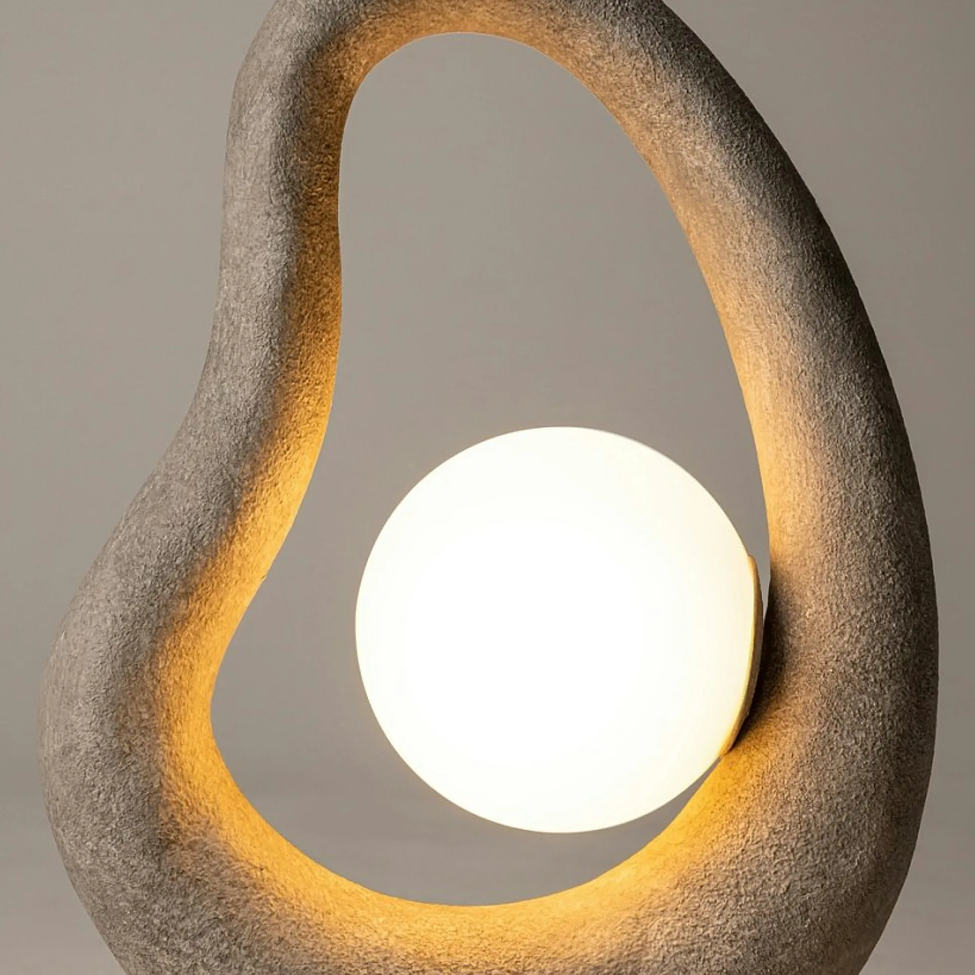 Lampe à poser grise effet béton – globe central LULING