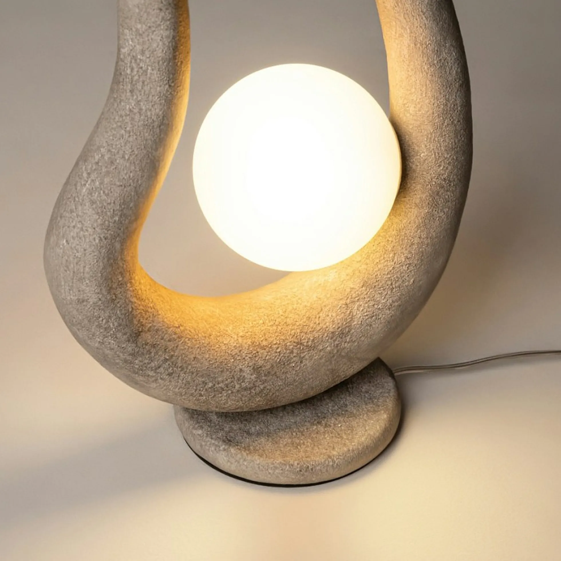 Lampe à poser grise effet béton – globe central LULING