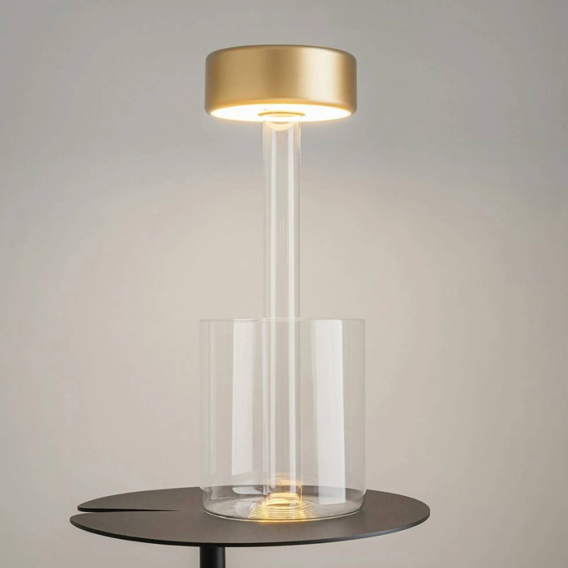 Lampe rechargeable dorée avec vase en verre design ALMA