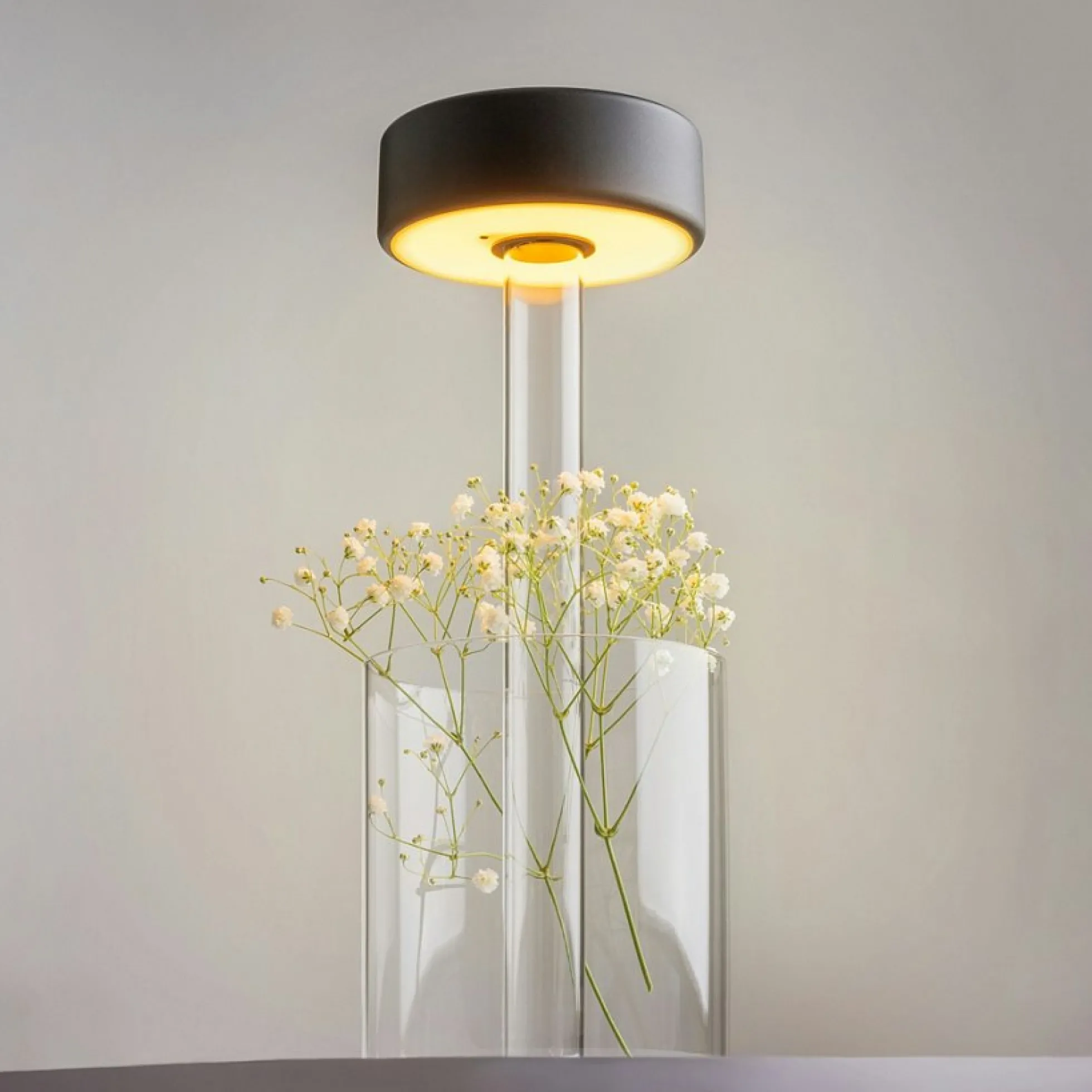 Lampe rechargeable noire avec vase en verre design ALMA
