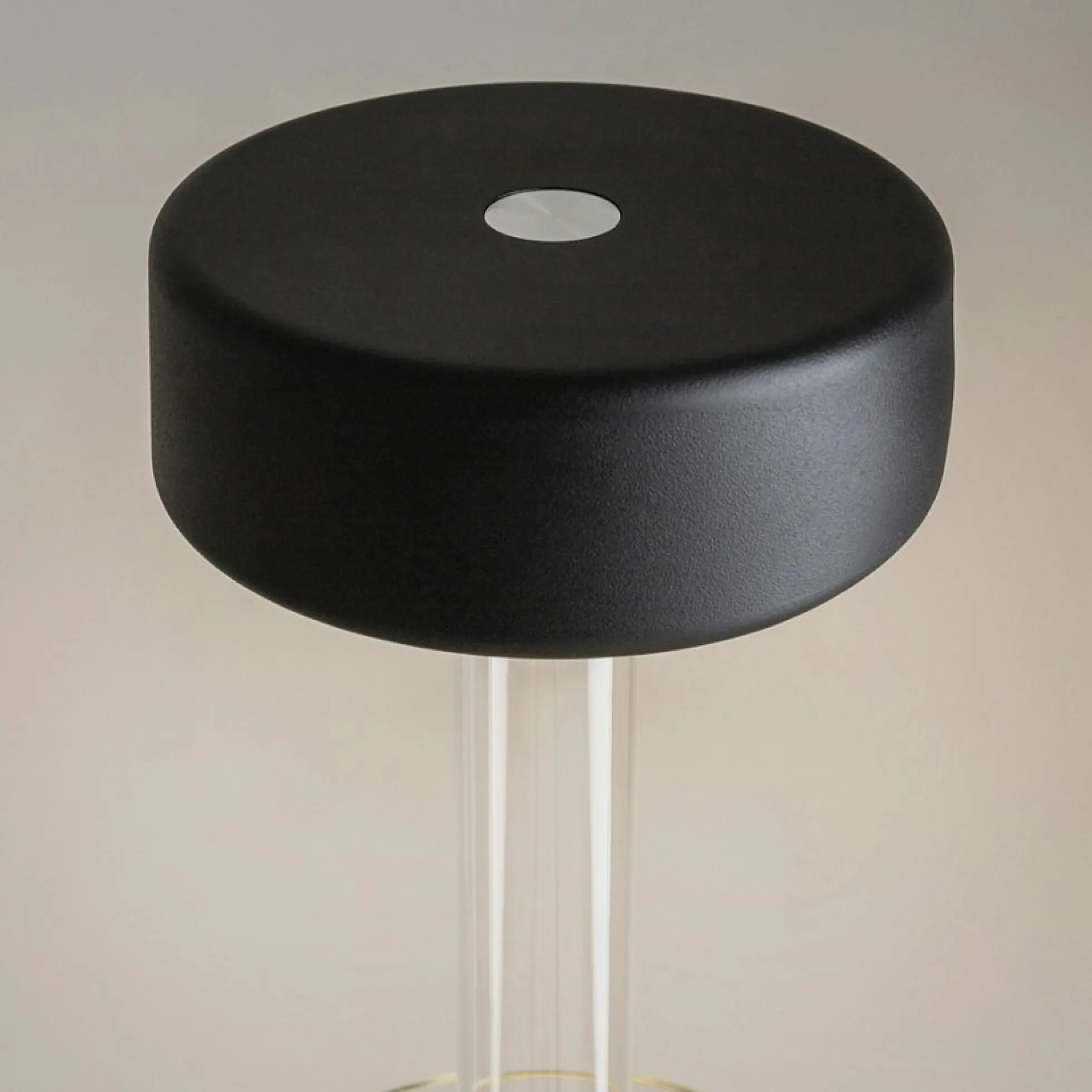 Lampe rechargeable noire avec vase en verre design ALMA