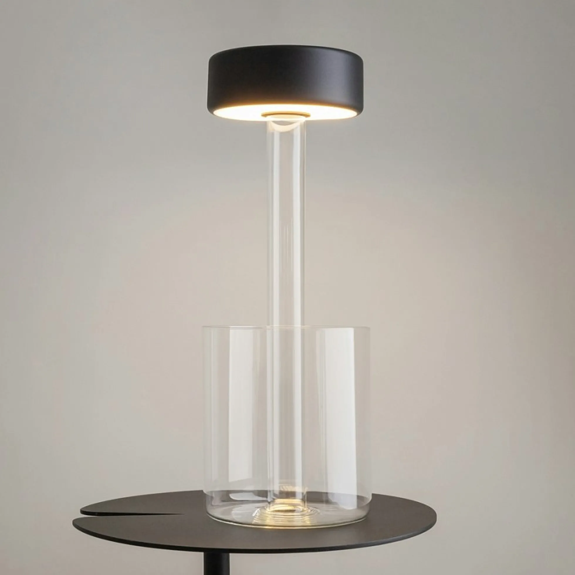 Lampe rechargeable noire avec vase en verre design ALMA
