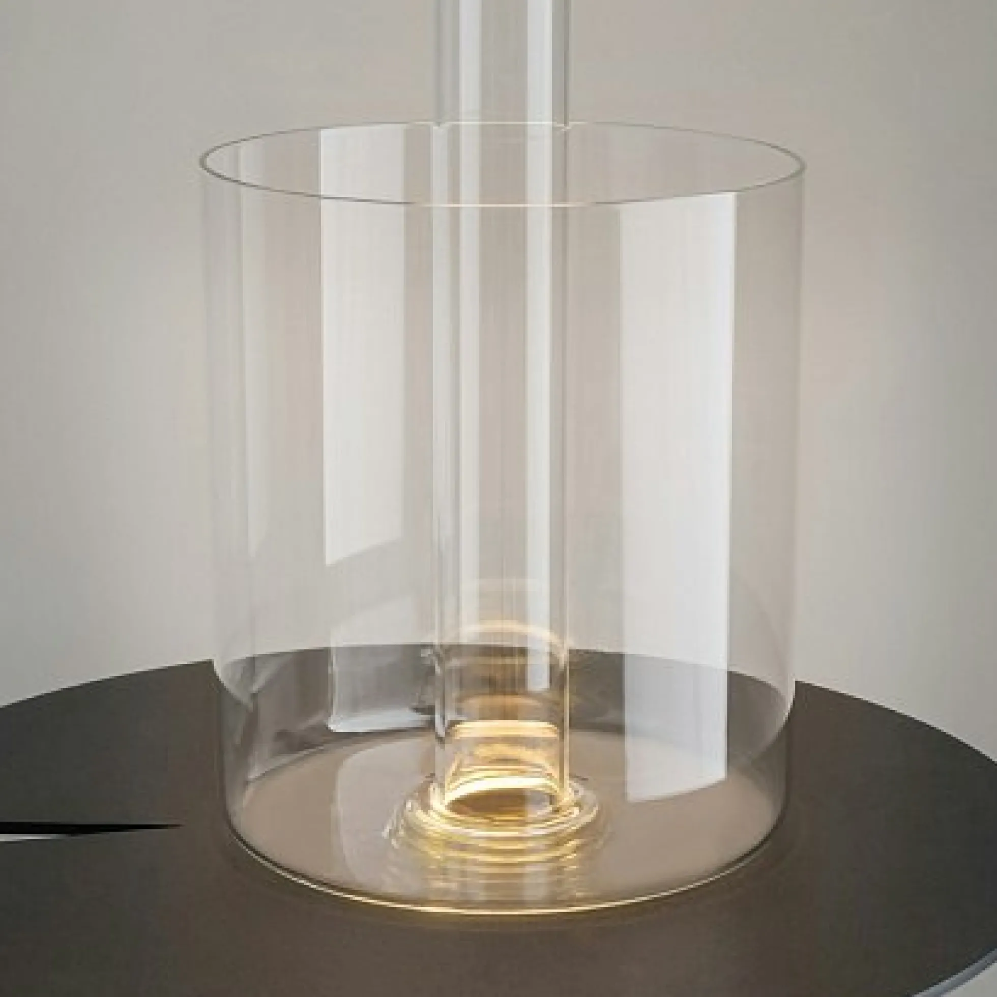 Lampe rechargeable noire avec vase en verre design ALMA