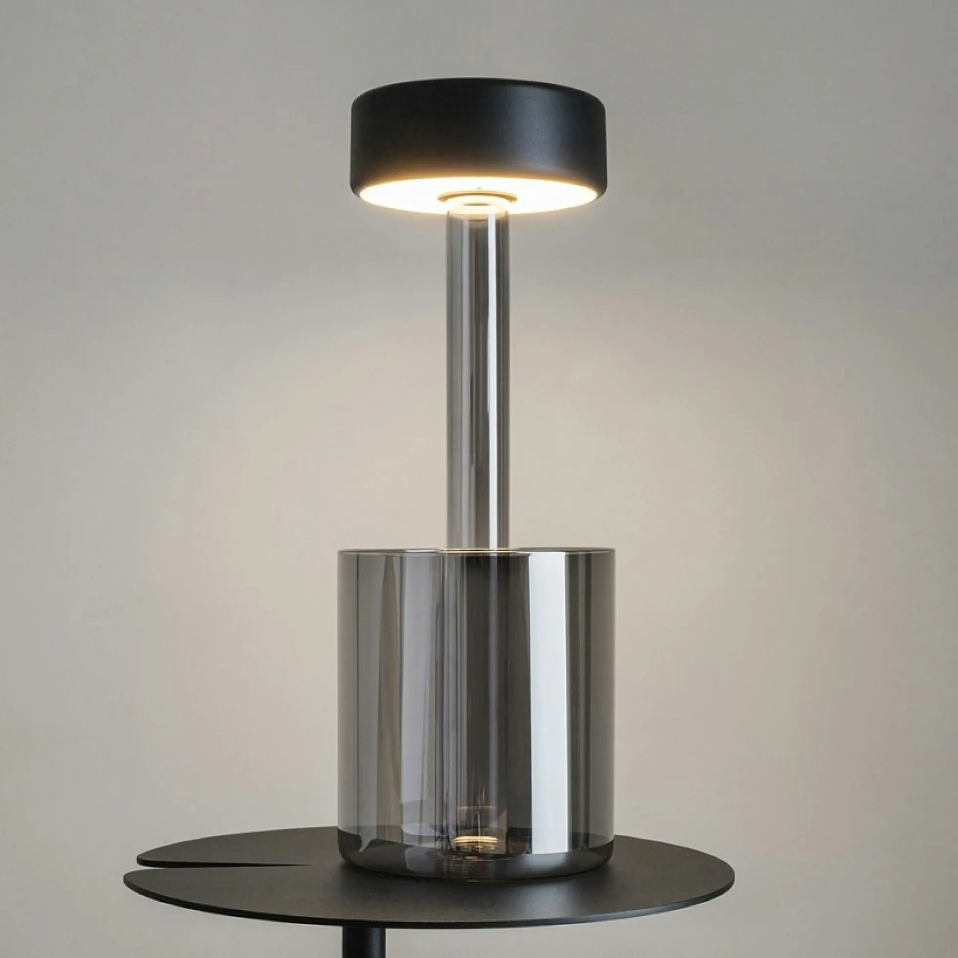 Lampe sans fil noire, avec vase en verre fumé ALMA