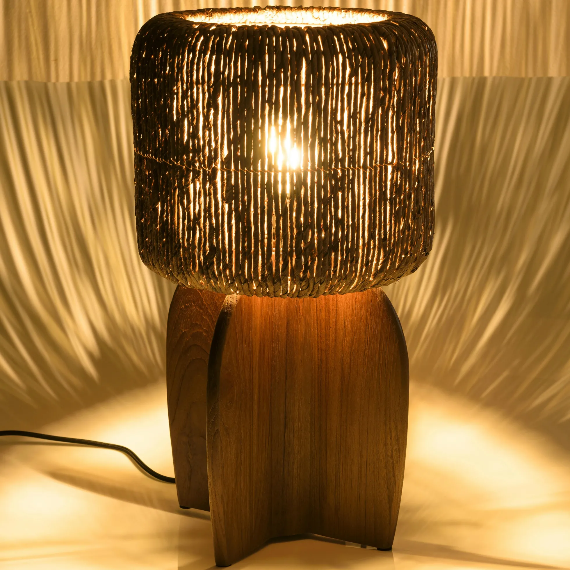 Lampe 30x30cm en rotin couleur naturelle et bois de teck recyclé SWING