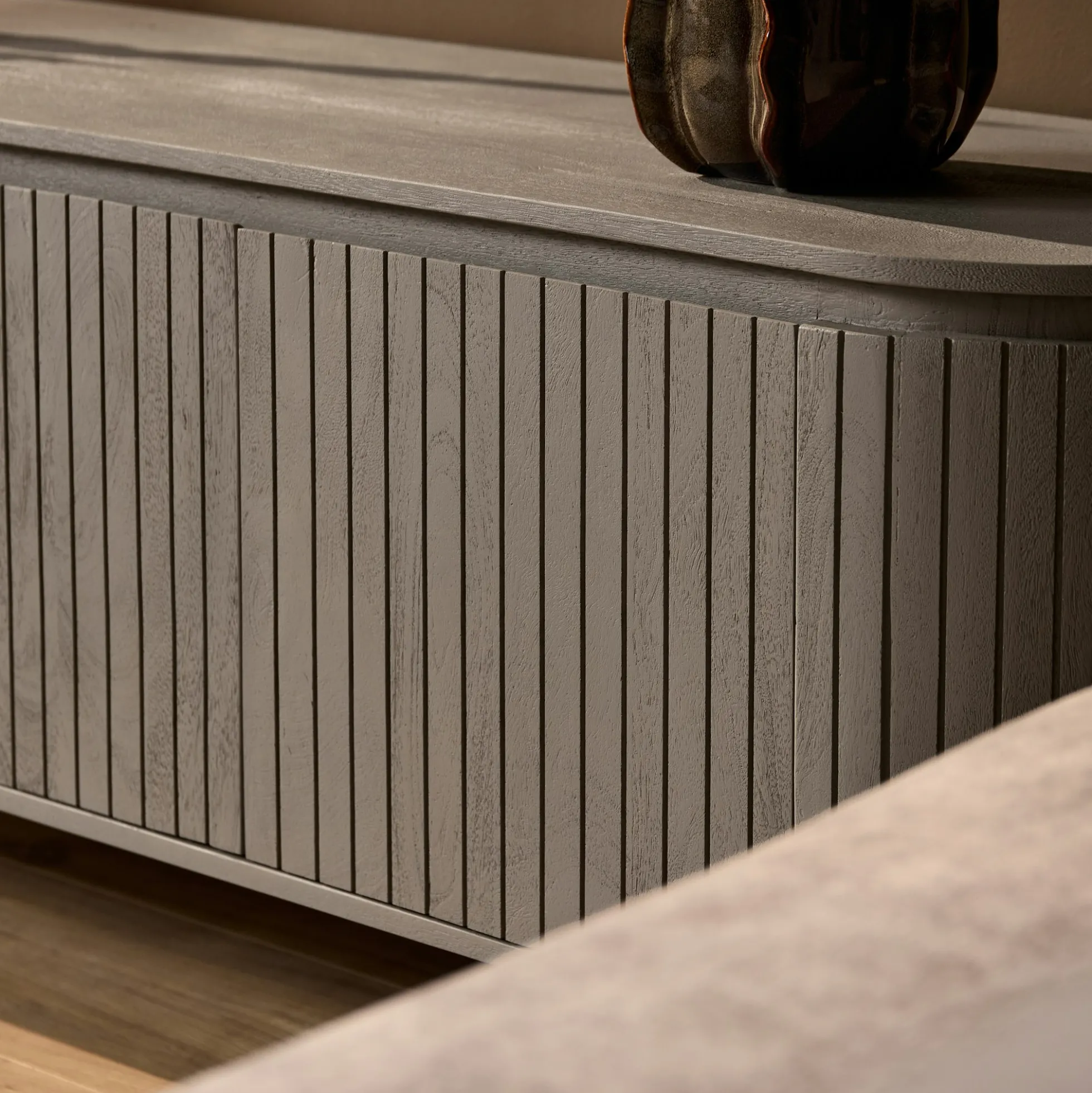 Meuble TV bois gris rainuré ovale 3 portes CALERO