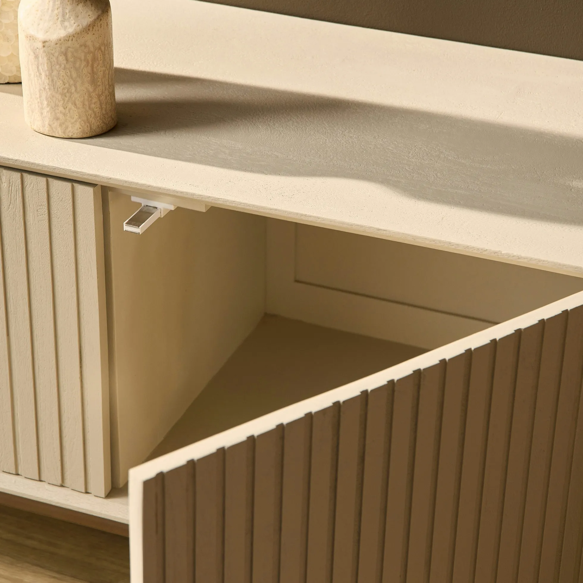 Meuble TV bois sable 4 portes rainurées CORTINA
