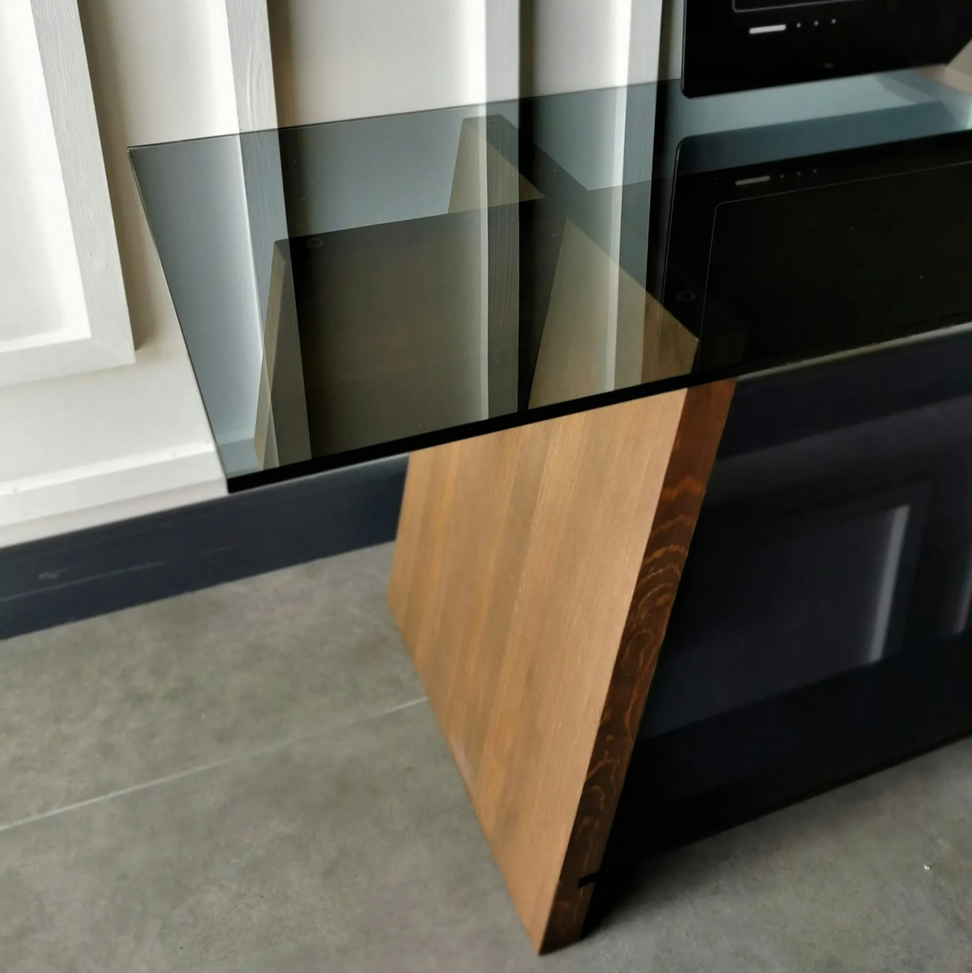 Meuble TV en bois brun et verre fumé - forme trapèze LHASA