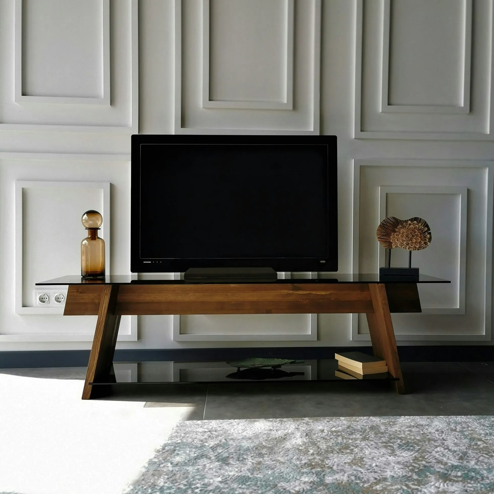 Meuble TV en bois brun et verre fumé - forme trapèze LHASA