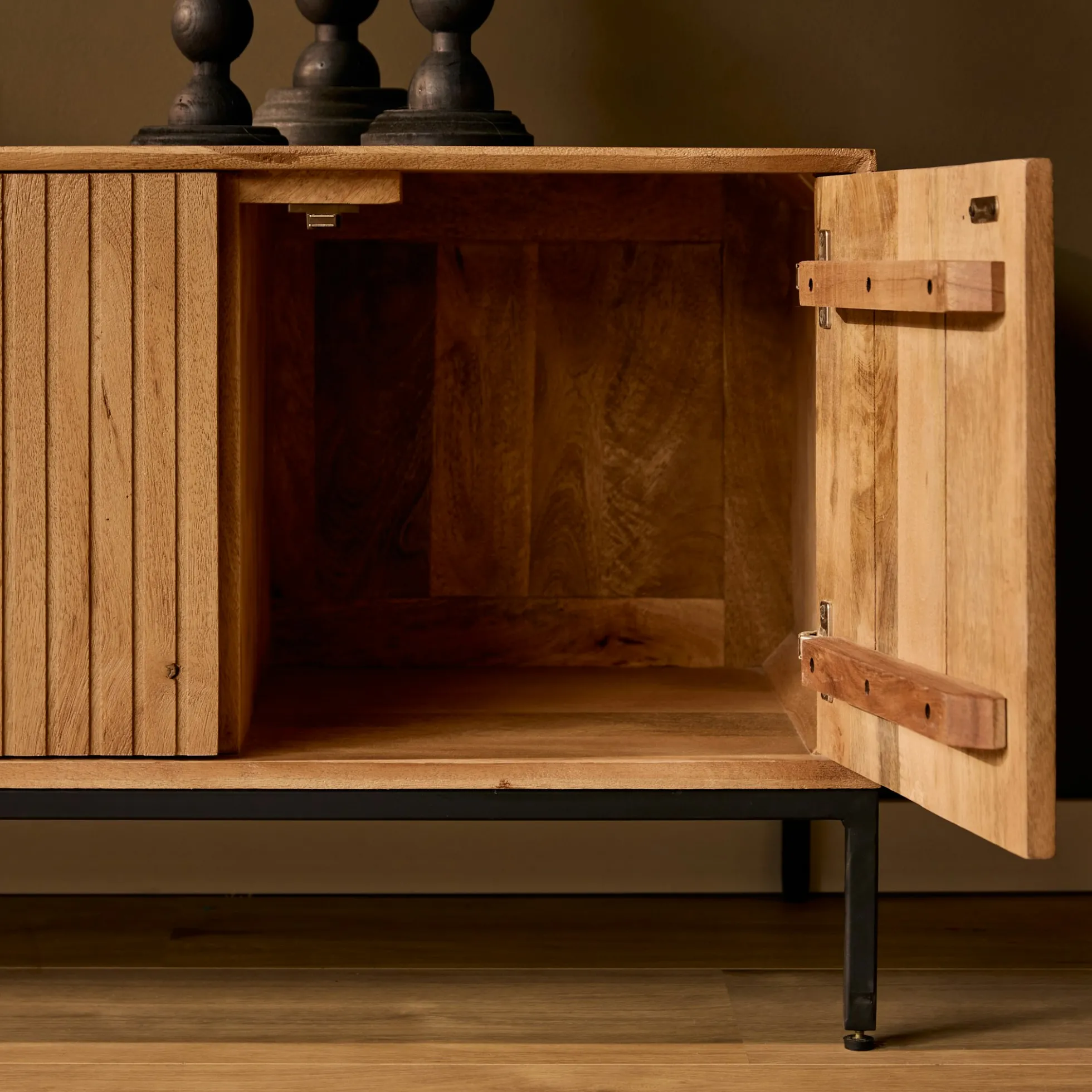 Meuble TV en bois 4 portes rainurées 210 cm CORTINA