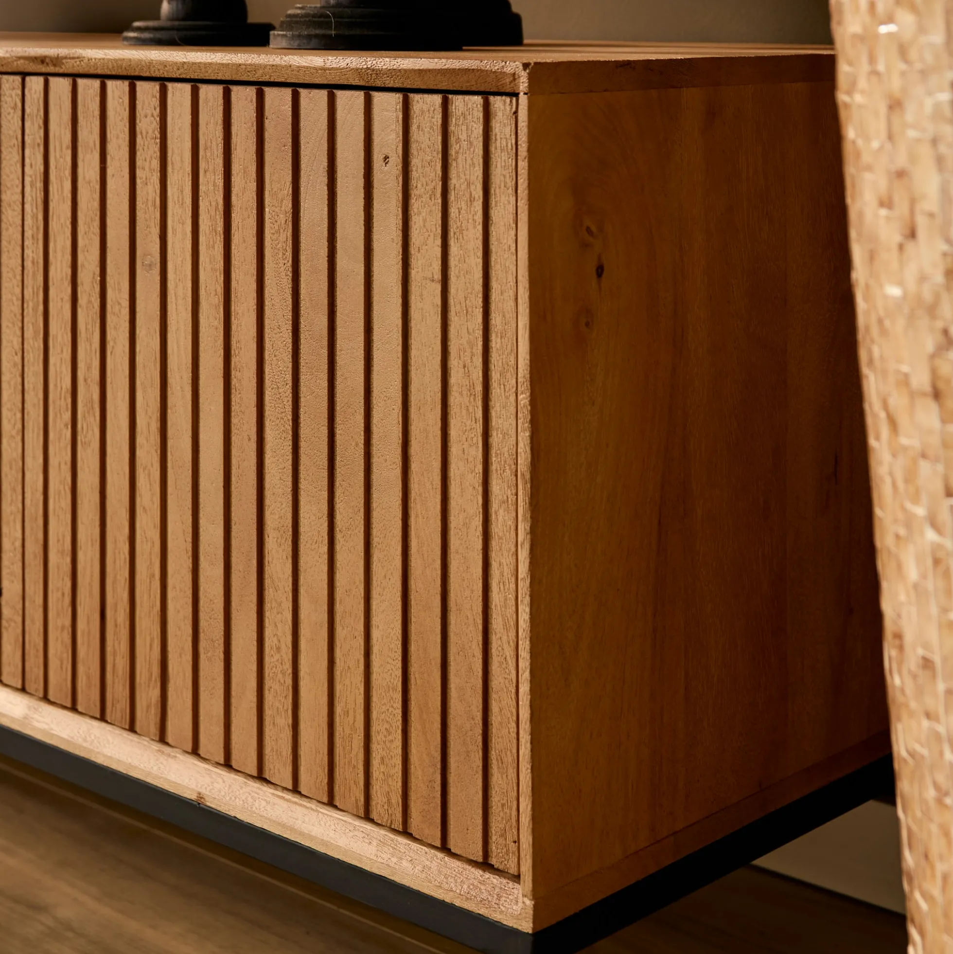 Meuble TV en bois 4 portes rainurées 165 cm CORTINA