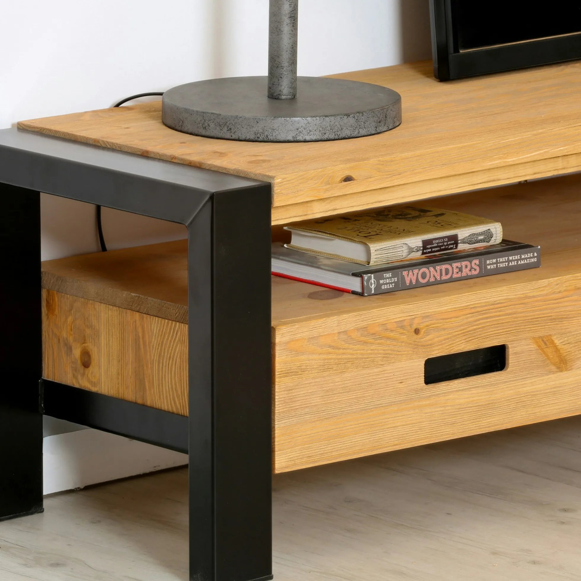 Meuble TV en pin massif 3 tiroirs LOUNDGE