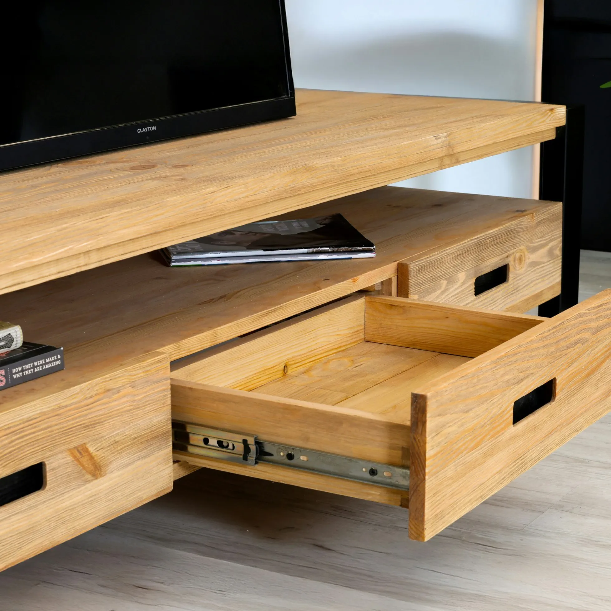 Meuble TV en pin massif 3 tiroirs LOUNDGE