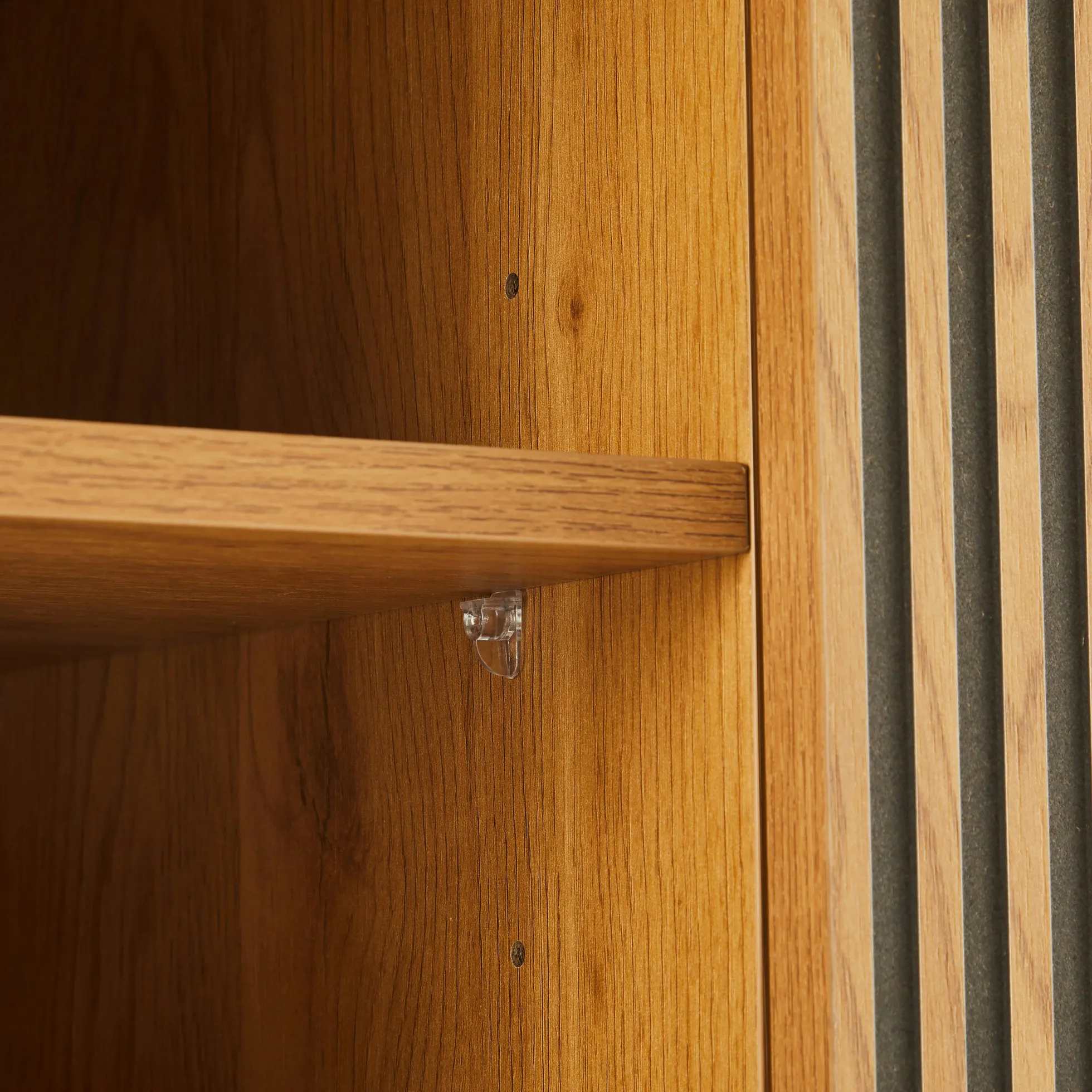 Meuble TV 2 portes 2 niches décor effet bois rainuré noir/naturel OLETTA