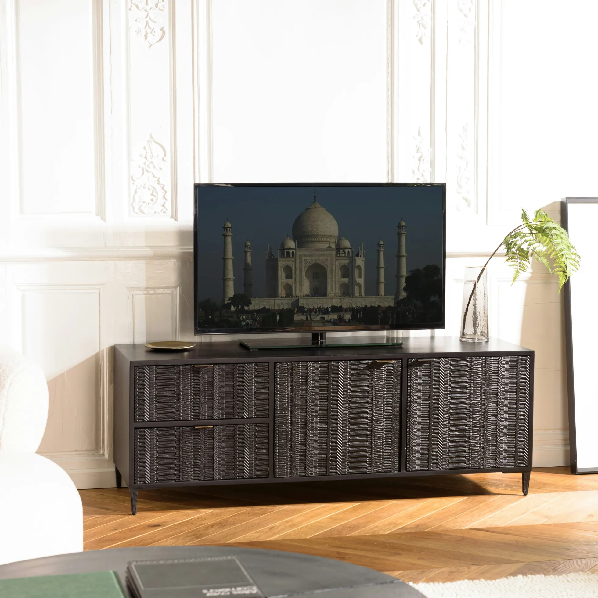 Meuble TV 2 tiroirs 2 portes motifs sculptés bois noir SURATE