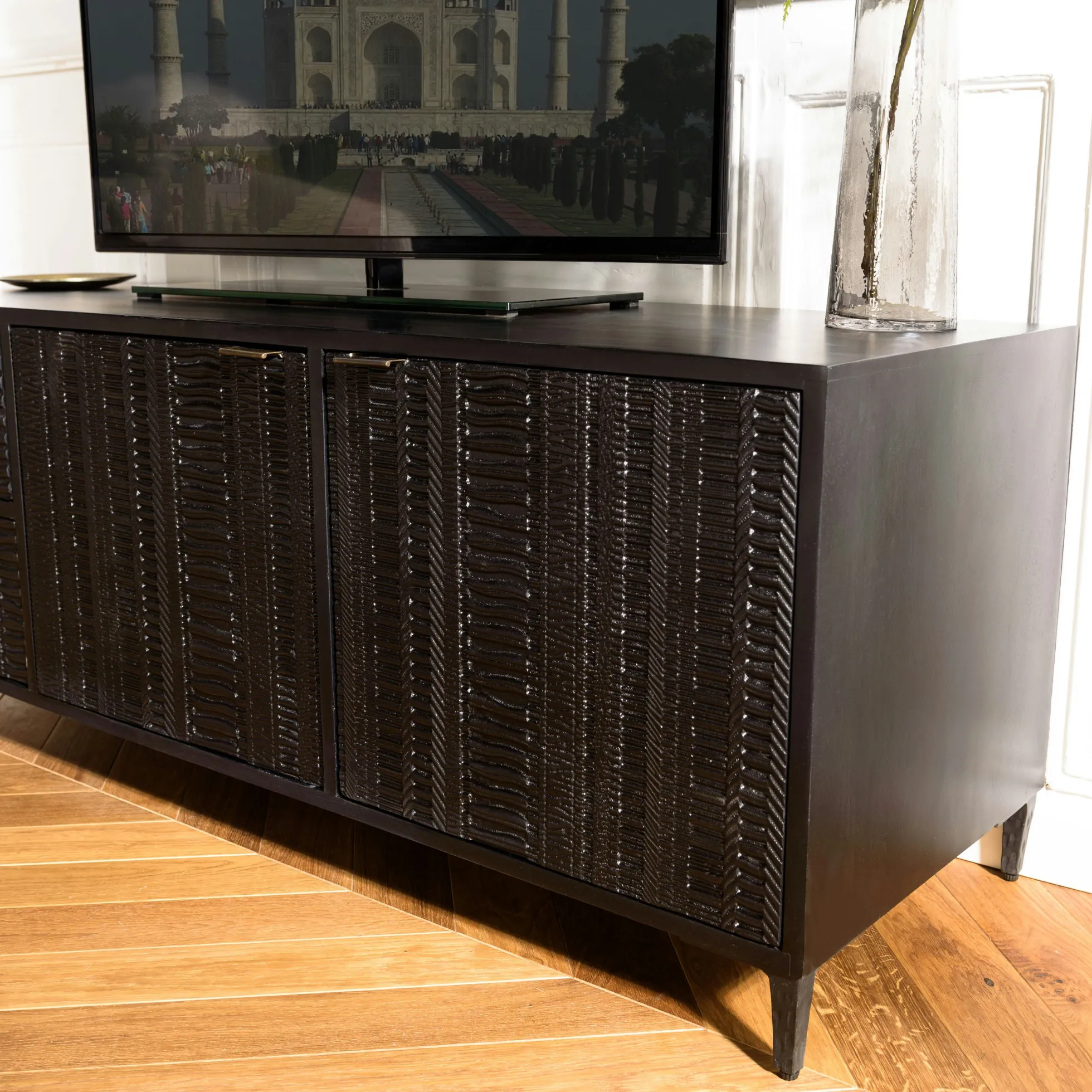 Meuble TV 2 tiroirs 2 portes motifs sculptés bois noir SURATE