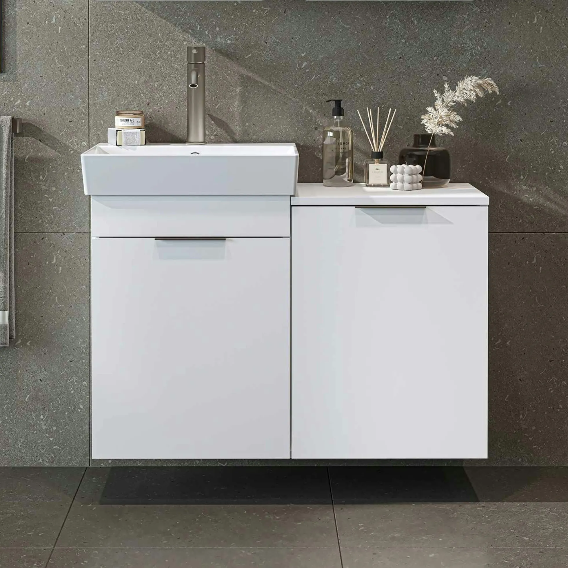Meuble vasque suspendu blanc avec panier à linge NESSA