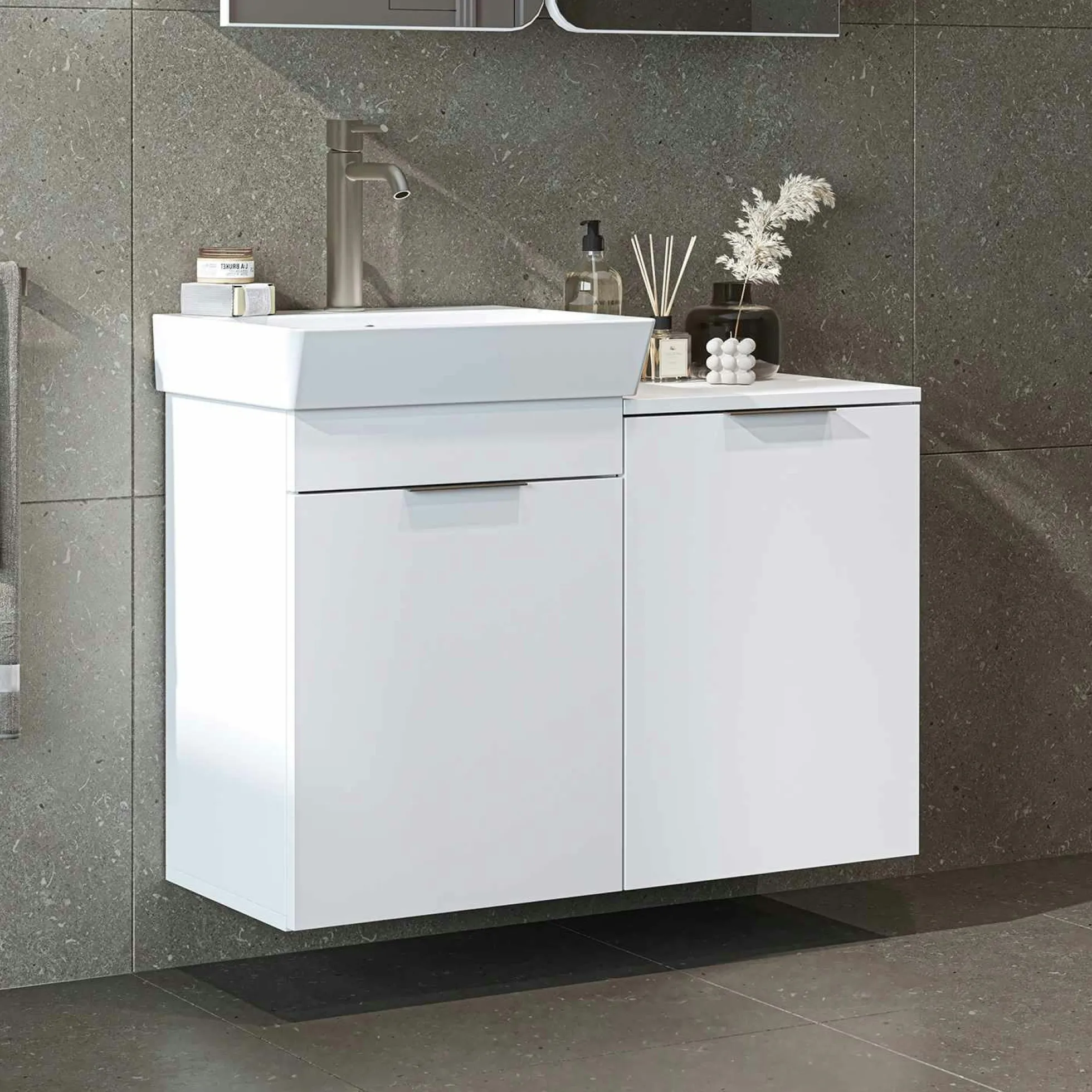 Meuble vasque suspendu blanc avec panier à linge NESSA