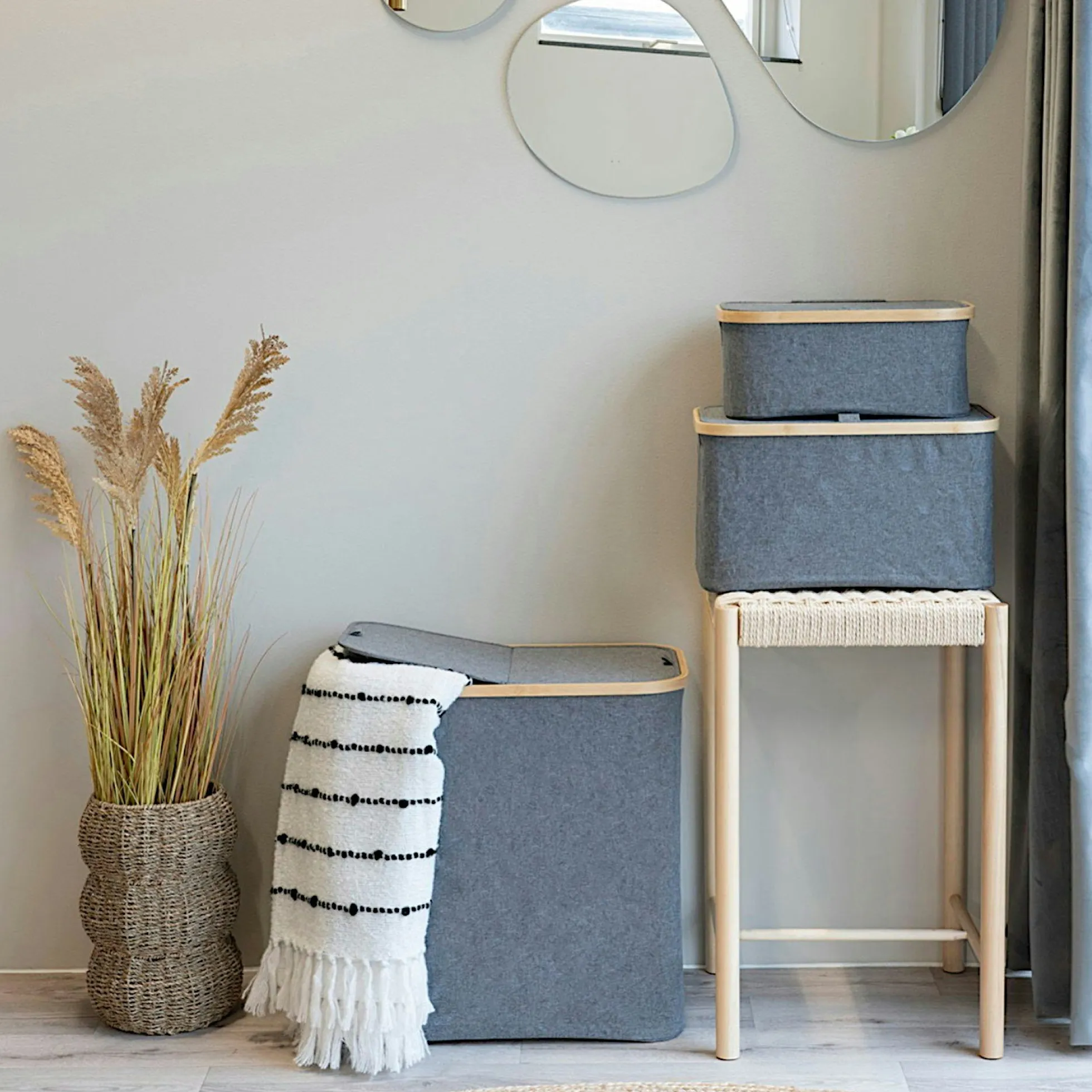 Panier à linge gris avec couvercle