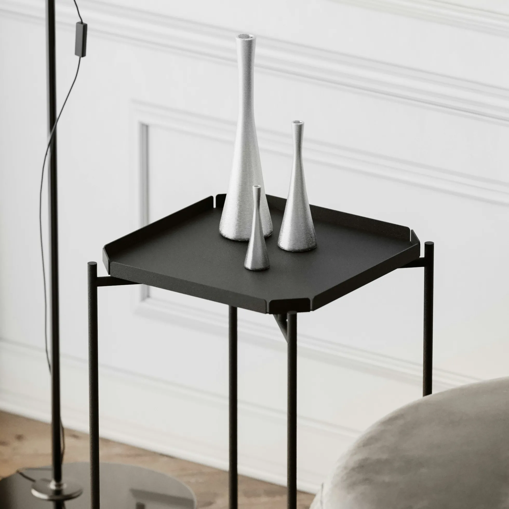 Petite table d’appoint noire carrée, pieds croisés SFAX