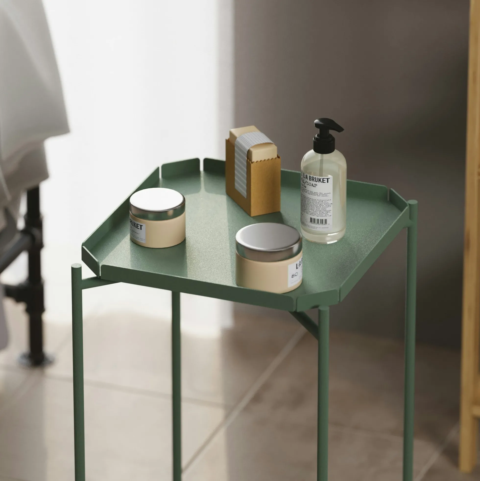 Petite table d’appoint verte carrée, pieds croisés SFAX
